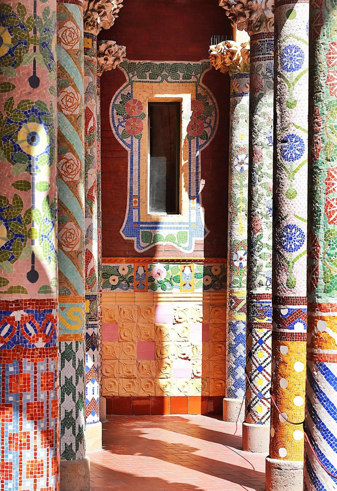ستون‌های پر از موزاییک رنگارنگ در معماری مدرنیسم پارک گوئل (Park Güell)