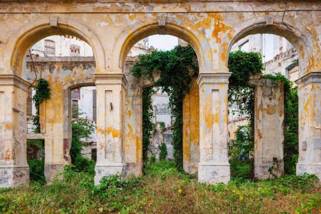 دیوارهای قدیمی و رنگ‌پریده با طاق‌های معماری کلاسیک در کوبا
