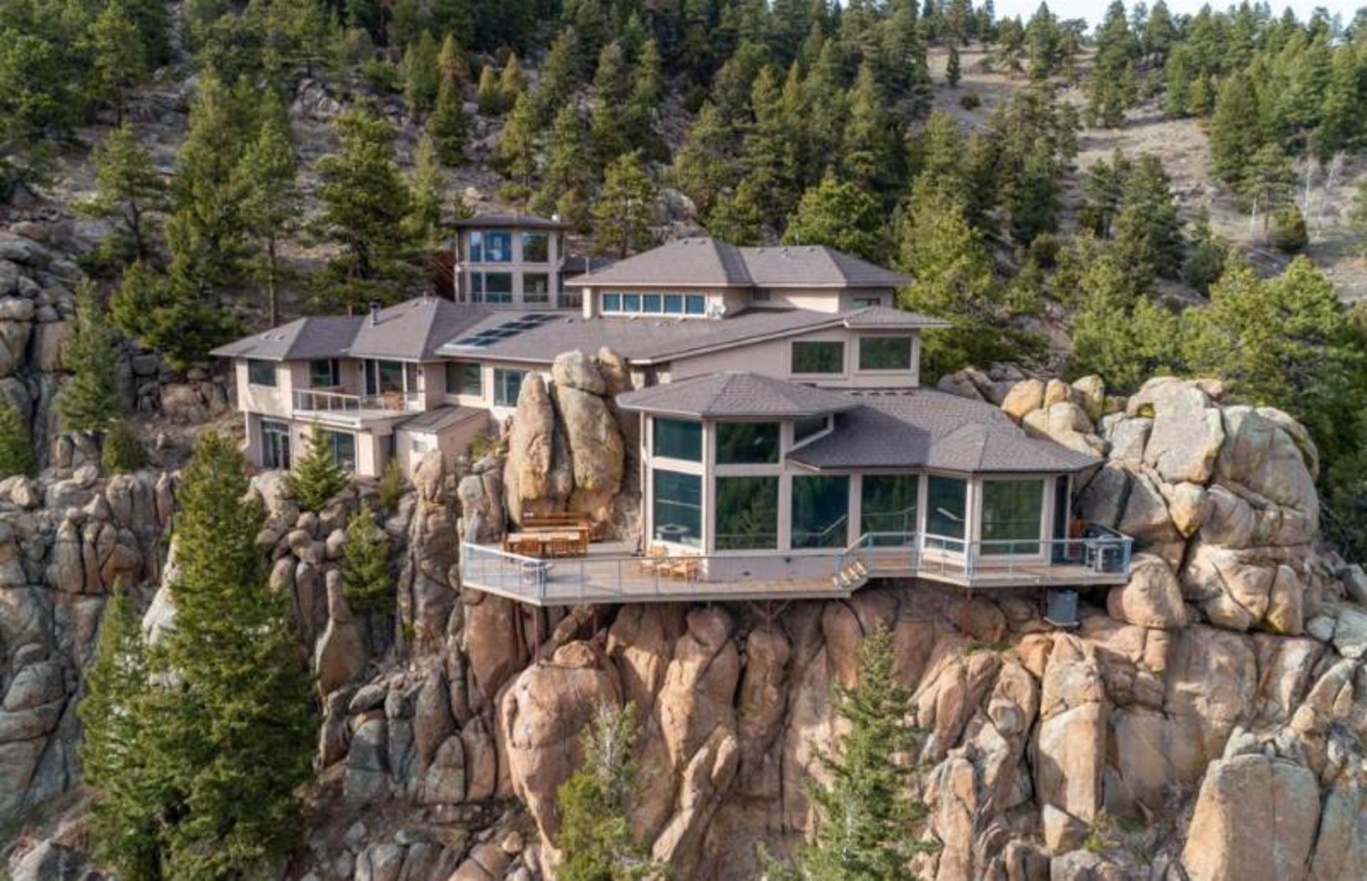 نمای بیرونی خانه شناور در آمریکا