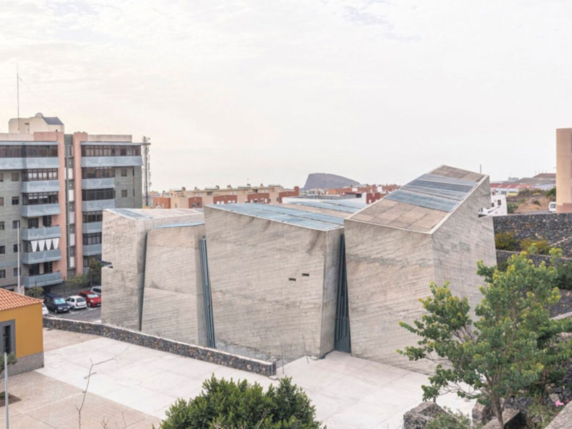 نمای بیرونی از کلیسای نجات‌دهنده مقدس در اسپانیا در یک روز ابری