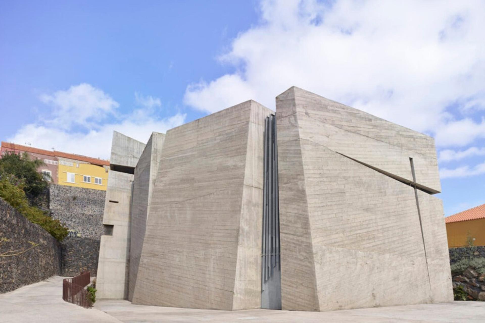 نمایی از کلیسای نجات‌دهنده مقدس در اسپانیا با آسمان آبی