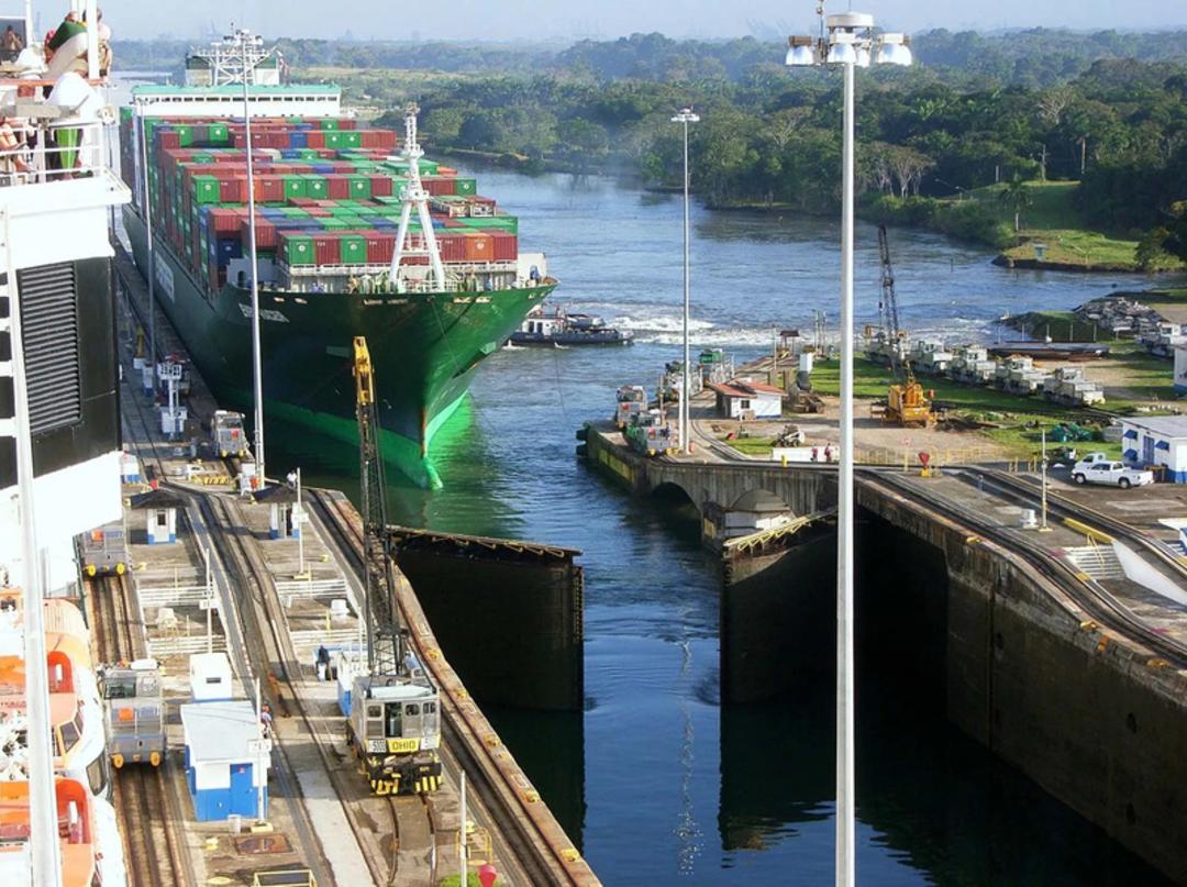 کشتی کانتینربر عظیم در حال عبور از مخازن دریایی کانال پاناما (Panama Canal)