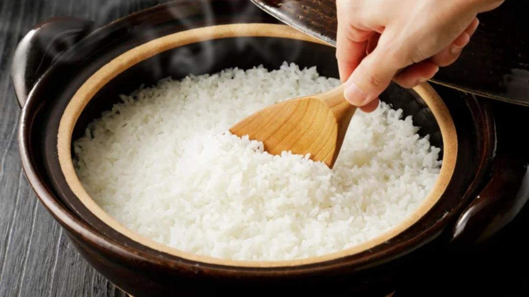 برنج سفید پخته شده در قابلمه سفالی ژاپنی (Donabe)
