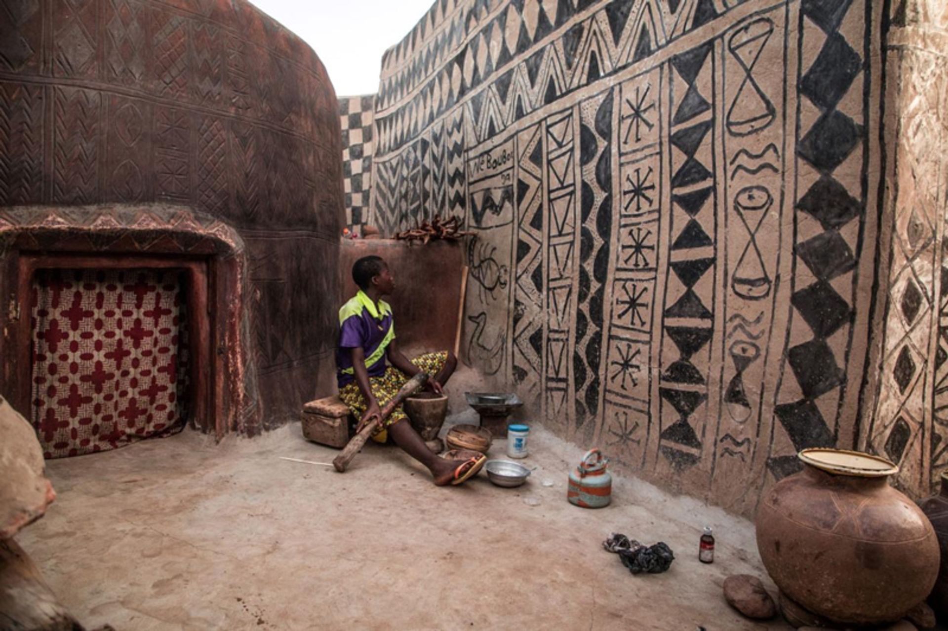 فرد بومی در کنار خانه‌های رنگی تیبله