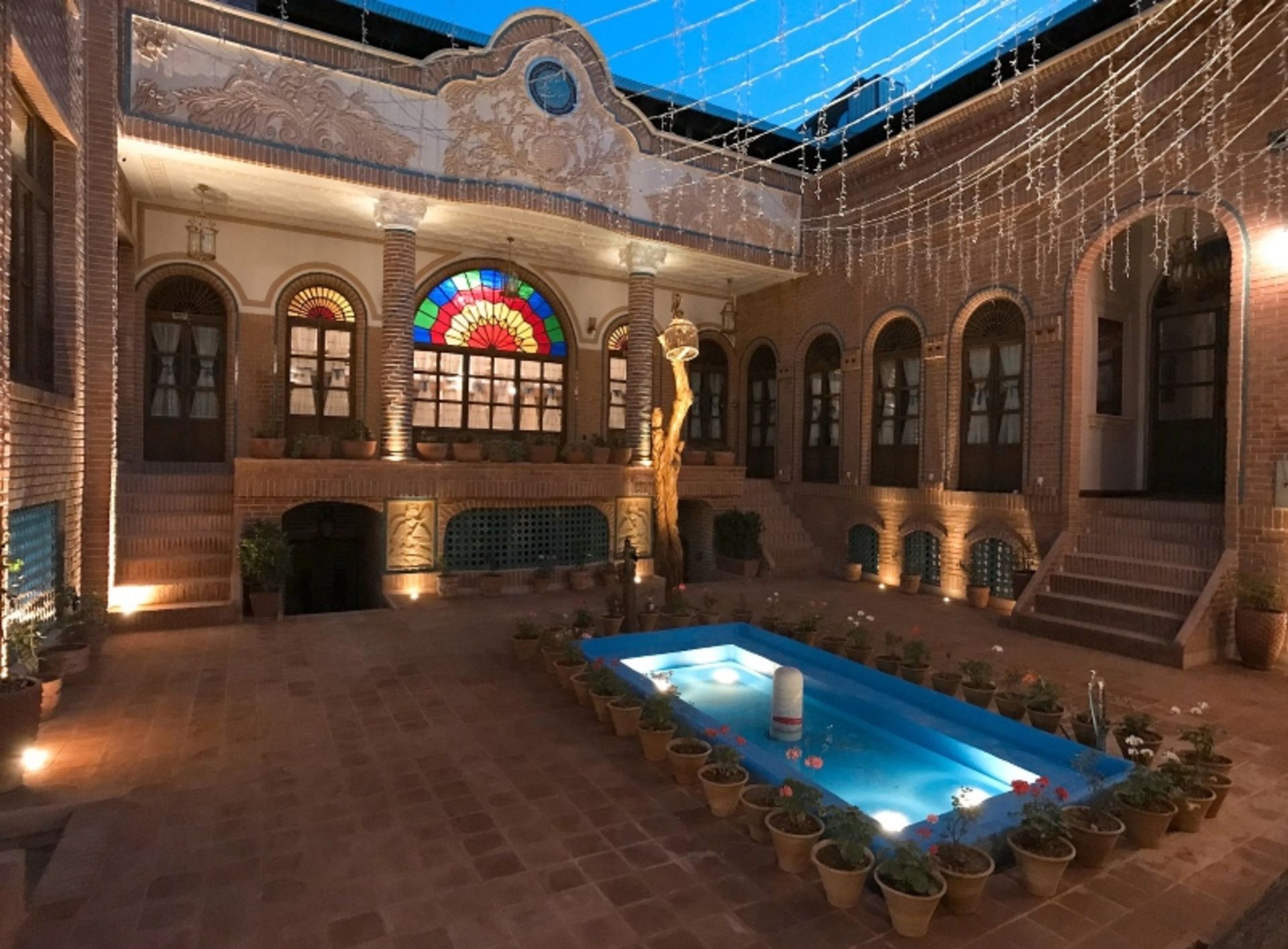 حیاط بوتیک هتل پهلوان رزاز در شب