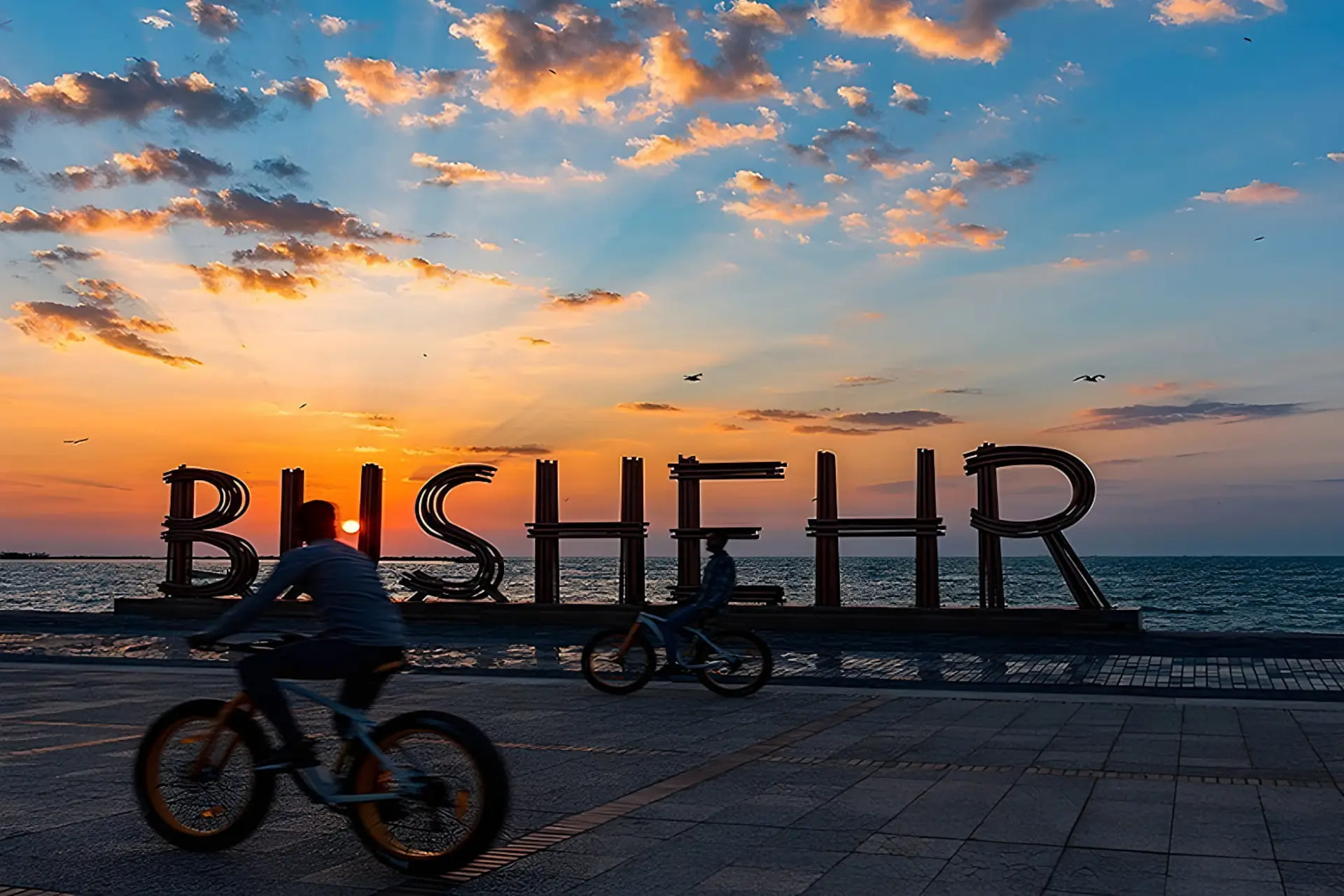 نشان بوشهر در کنار ساحل هنگام غروب خورشید