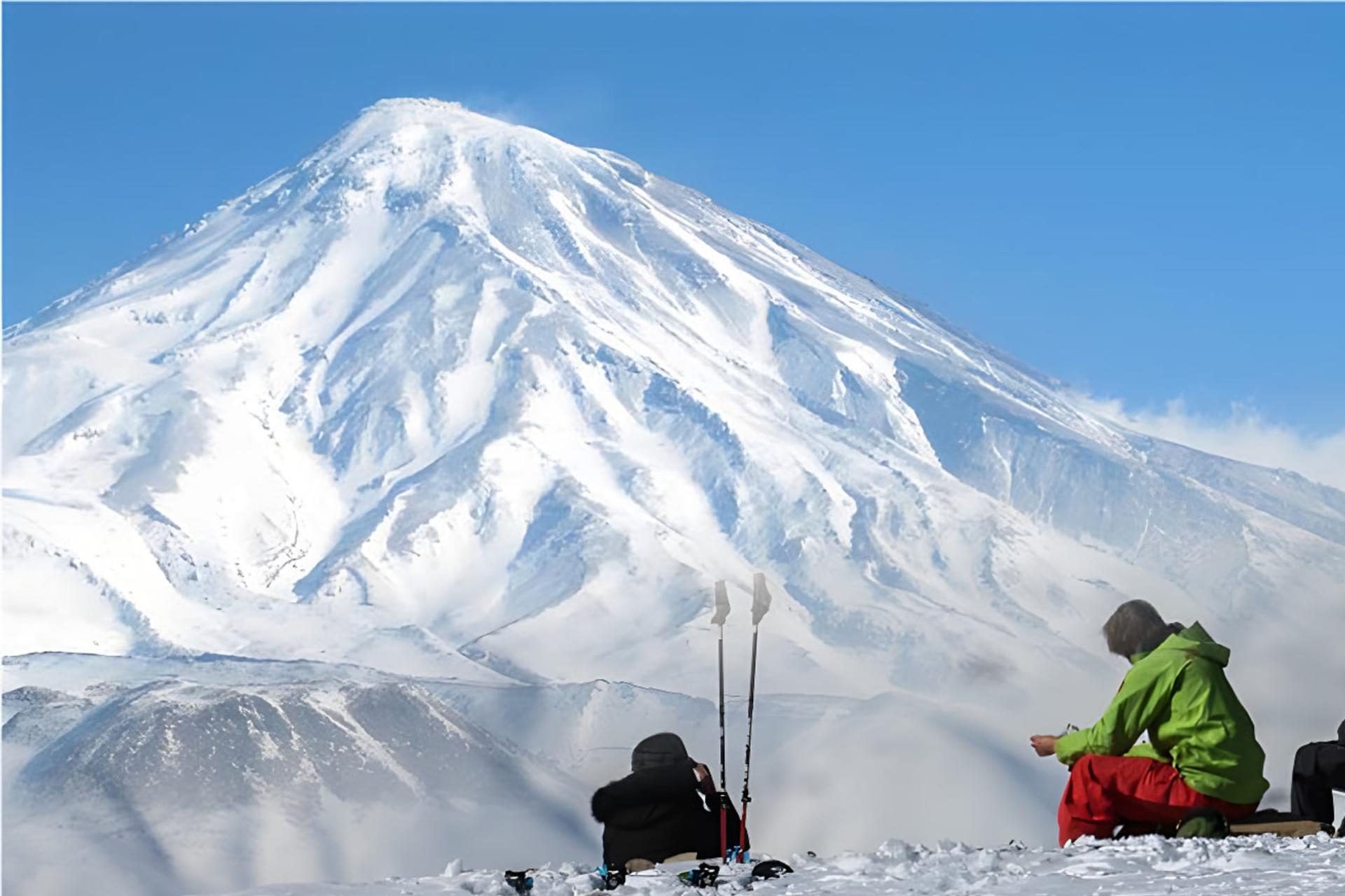 قله دماوند (Mount Damavand) پوشیده از برف و یخ در آسمان آبی