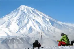 قله دماوند (Mount Damavand) پوشیده از برف و یخ در آسمان آبی