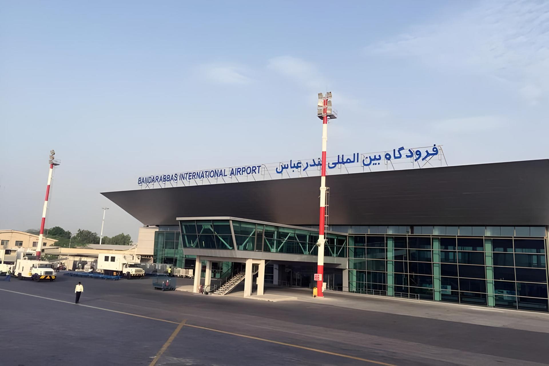ساختمان مدرن فرودگاه بین‌المللی بندرعباس (Bandar Abbas International Airport) در مقابل باندینگ