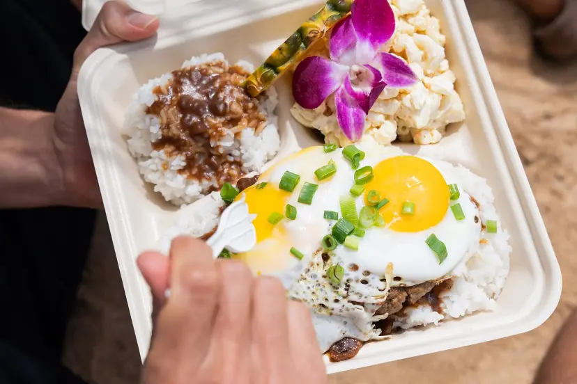غذای لوکو موکو (Loco Moco) شامل برنج، تخم‌مرغ نیمرو و گوشت در ظرف یک‌بارمصرف