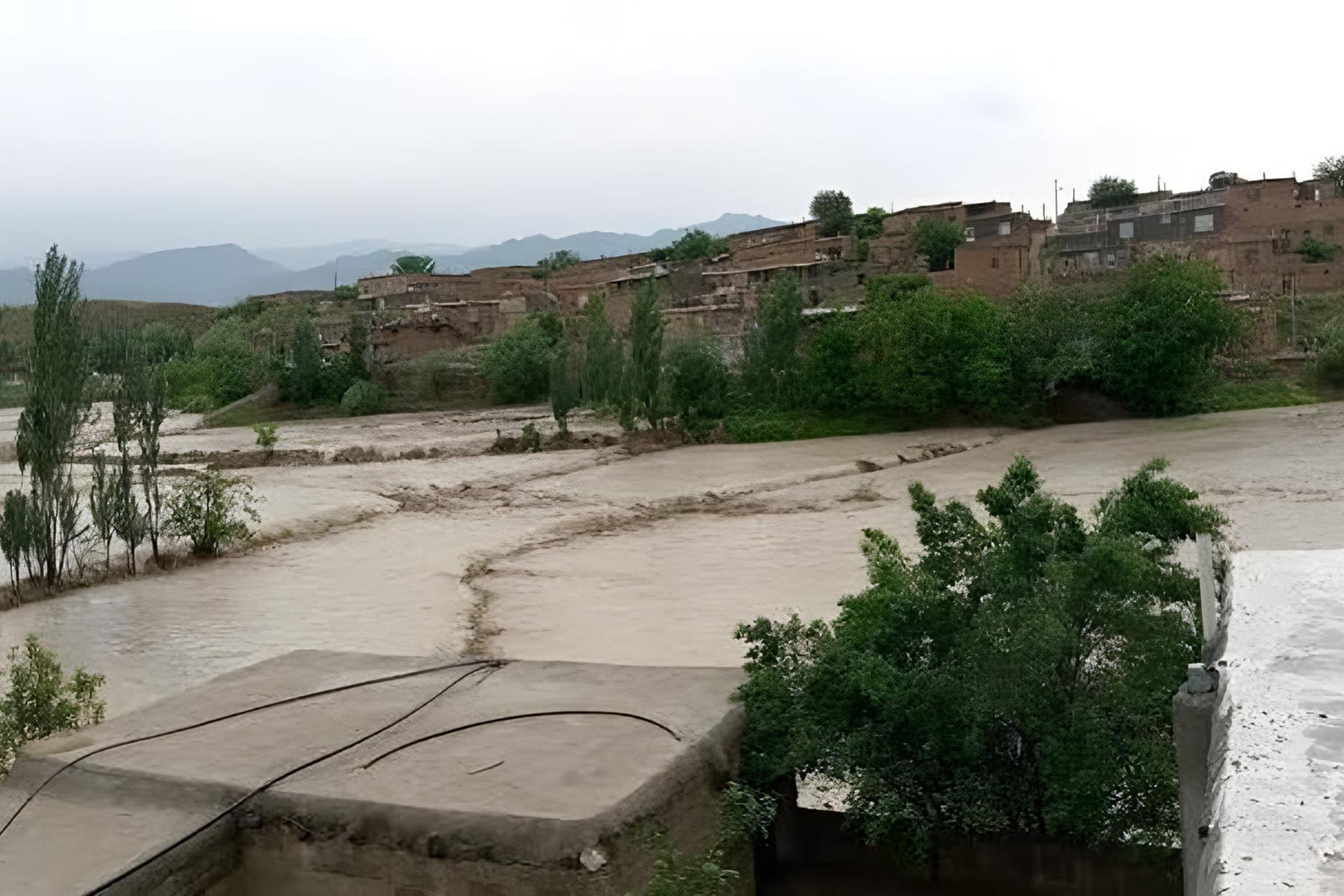 سیلاب و رودخانه‌ی طوفانی در میان روستای کلات