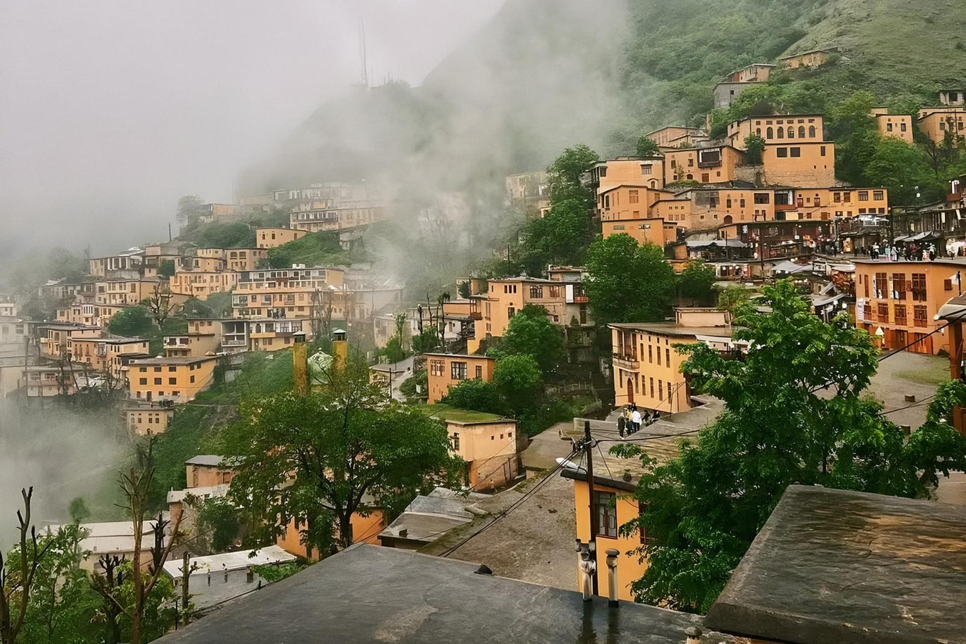 خانه‌های پله‌ای روستای ماسوله در میان مه غلیظ کوهستانی گیلان