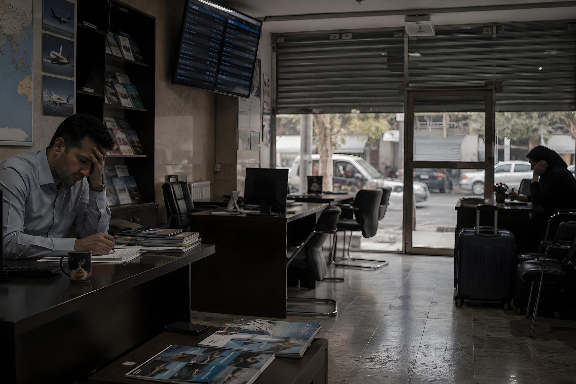 مردی در دفتر آژانس مسافرتی در حال بررسی اسناد و مدارک است