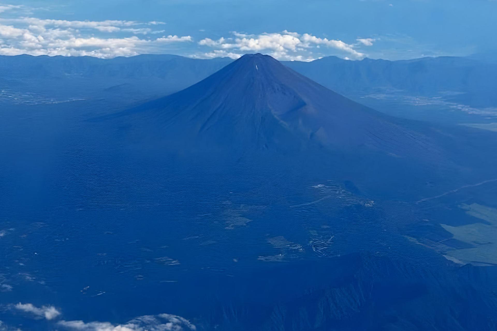 کوه فوجی (Mount Fuji) با پوشش ابرهای سفید در ارتفاع بالا