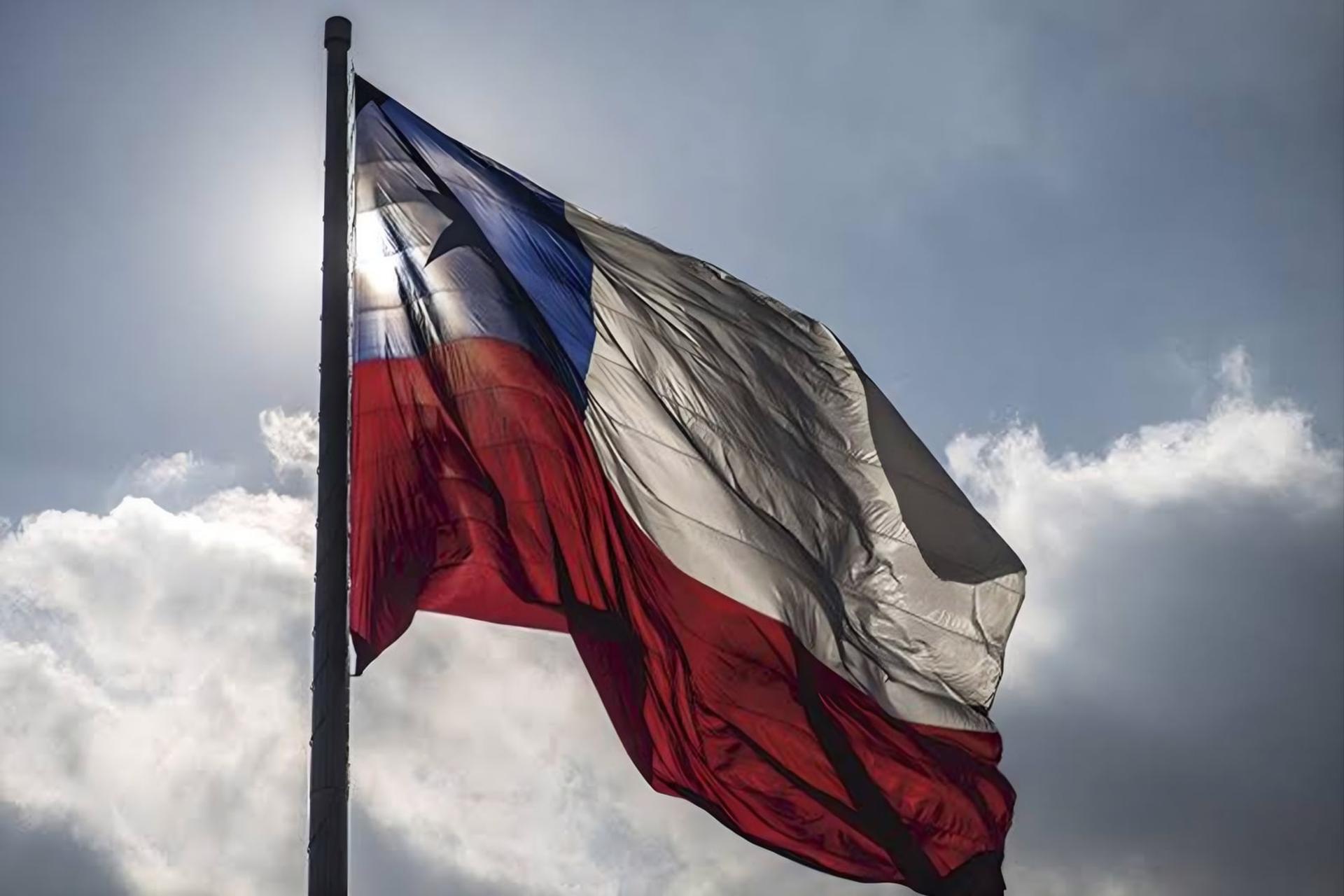 پرچم کشور شیلی (Chile) در مقابل آسمان ابری