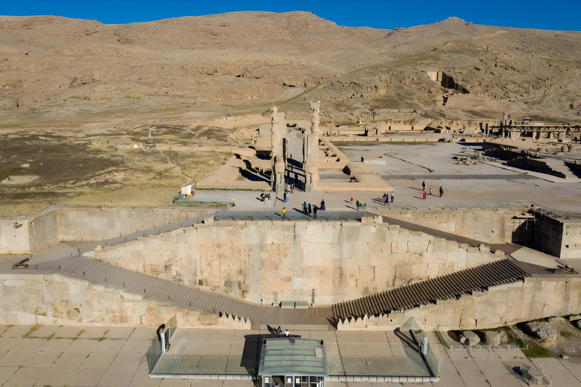 مسیر ورودی و ستون‌های باستانی تخت‌جمشید (Persepolis) در کویر مرزهای ایران