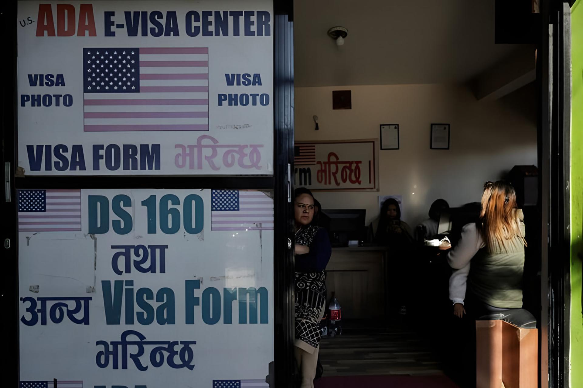 تابلوی مرکز خدمات ویزای آمریکا (ADA E-VISA CENTER) با پرچم ایالات متحده