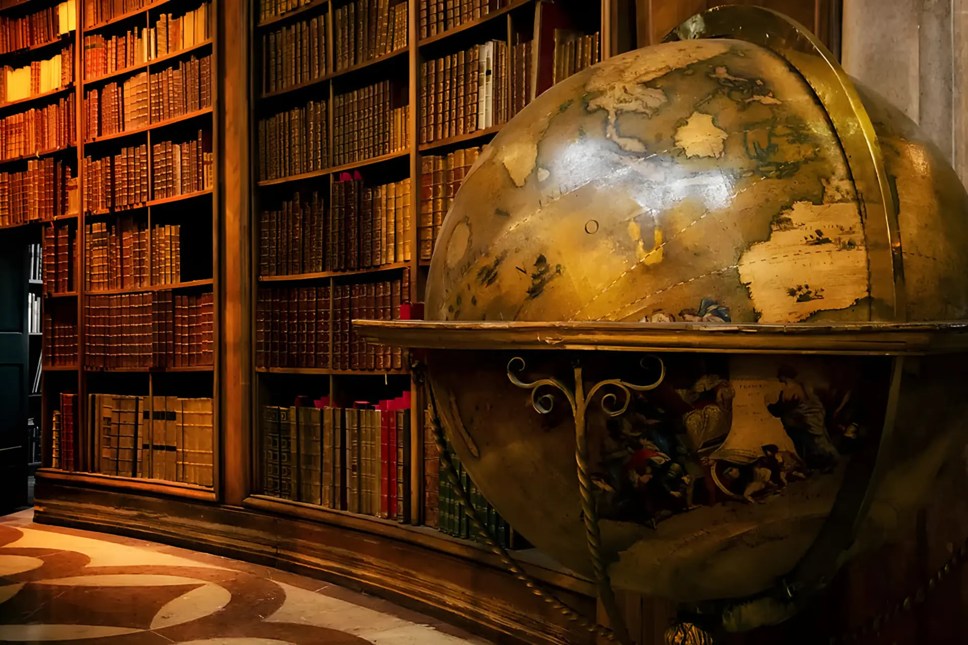 گلو‌ب قدیمی (Antique Globe) در کنار قفسه‌های چوبی پر از کتاب‌های قدیمی