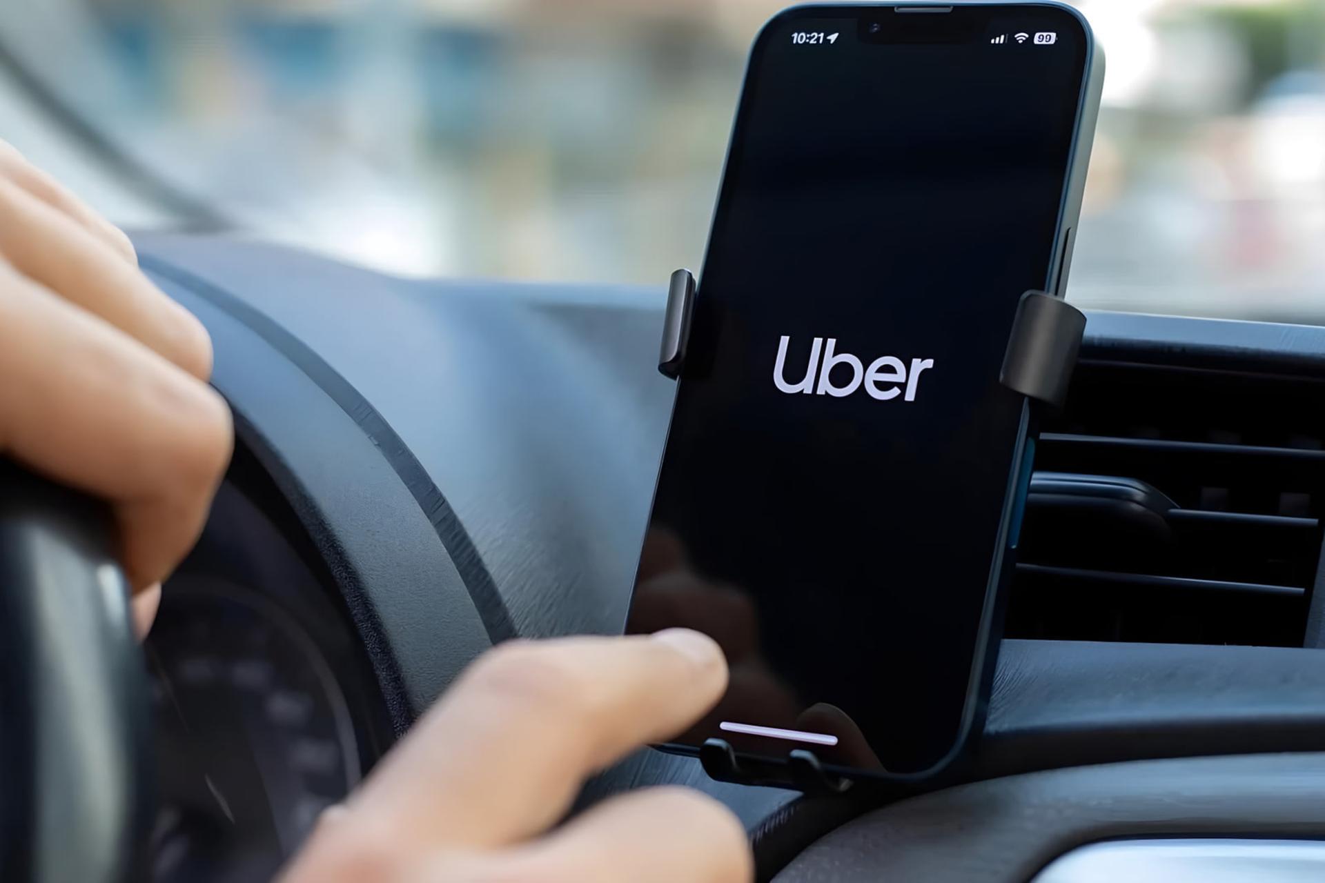 نمایش لوگوی اپلیکیشن اوبر (Uber) روی صفحه گوشی هوشمند نصب شده در خودرو