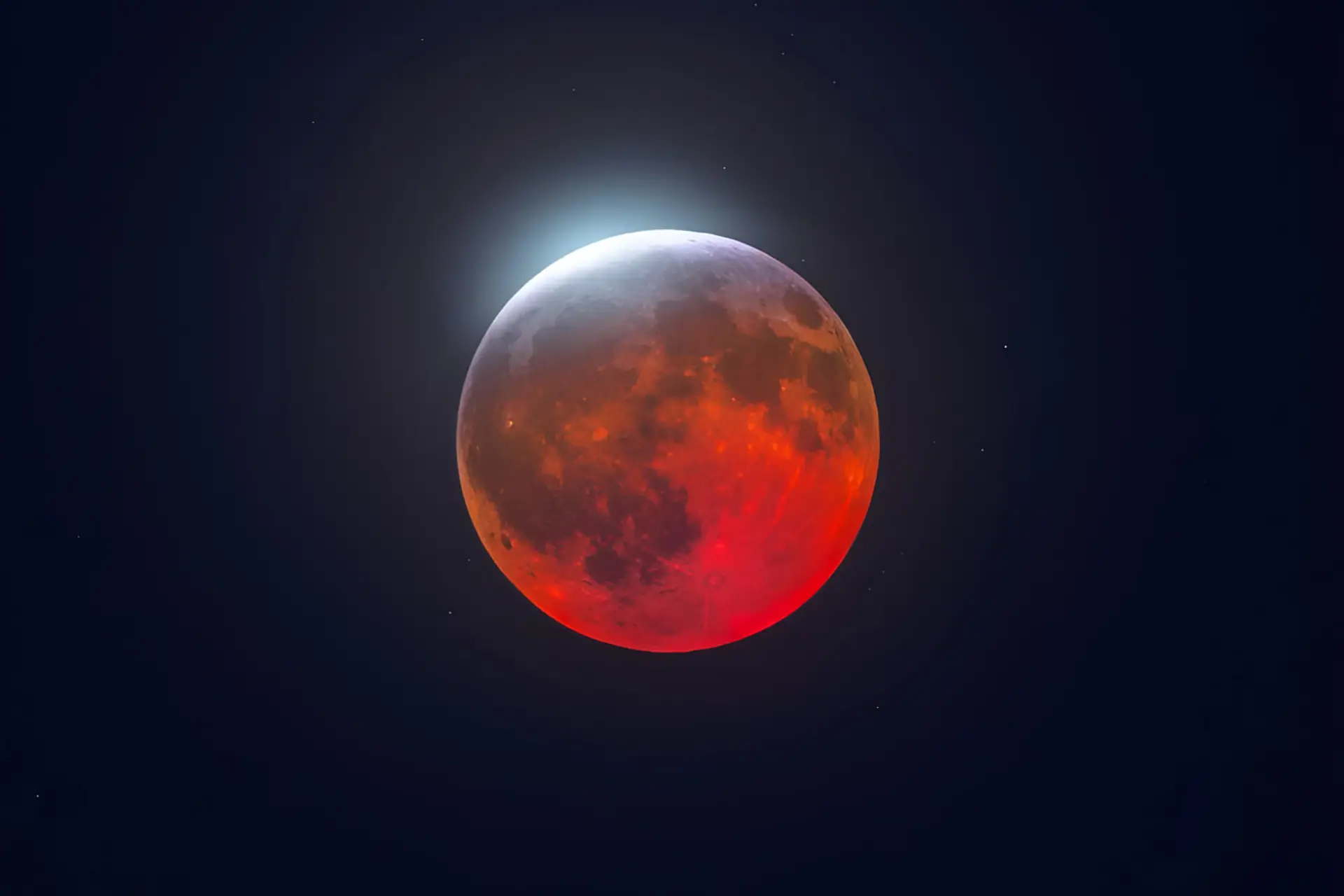 ماه خونین (Blood Moon) با هاله‌ای قرمز در دل تاریکی آسمان