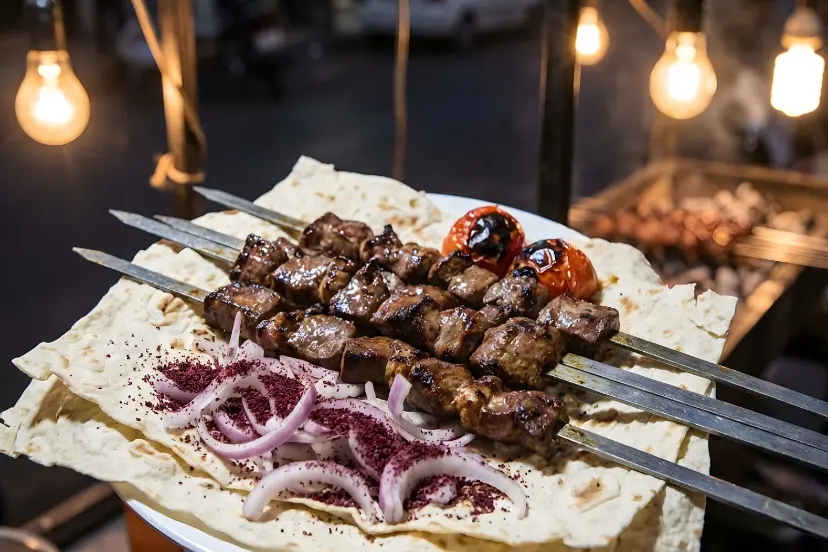 جگر روی نان سنگک همراه با پیاز و گوجه کباب شده