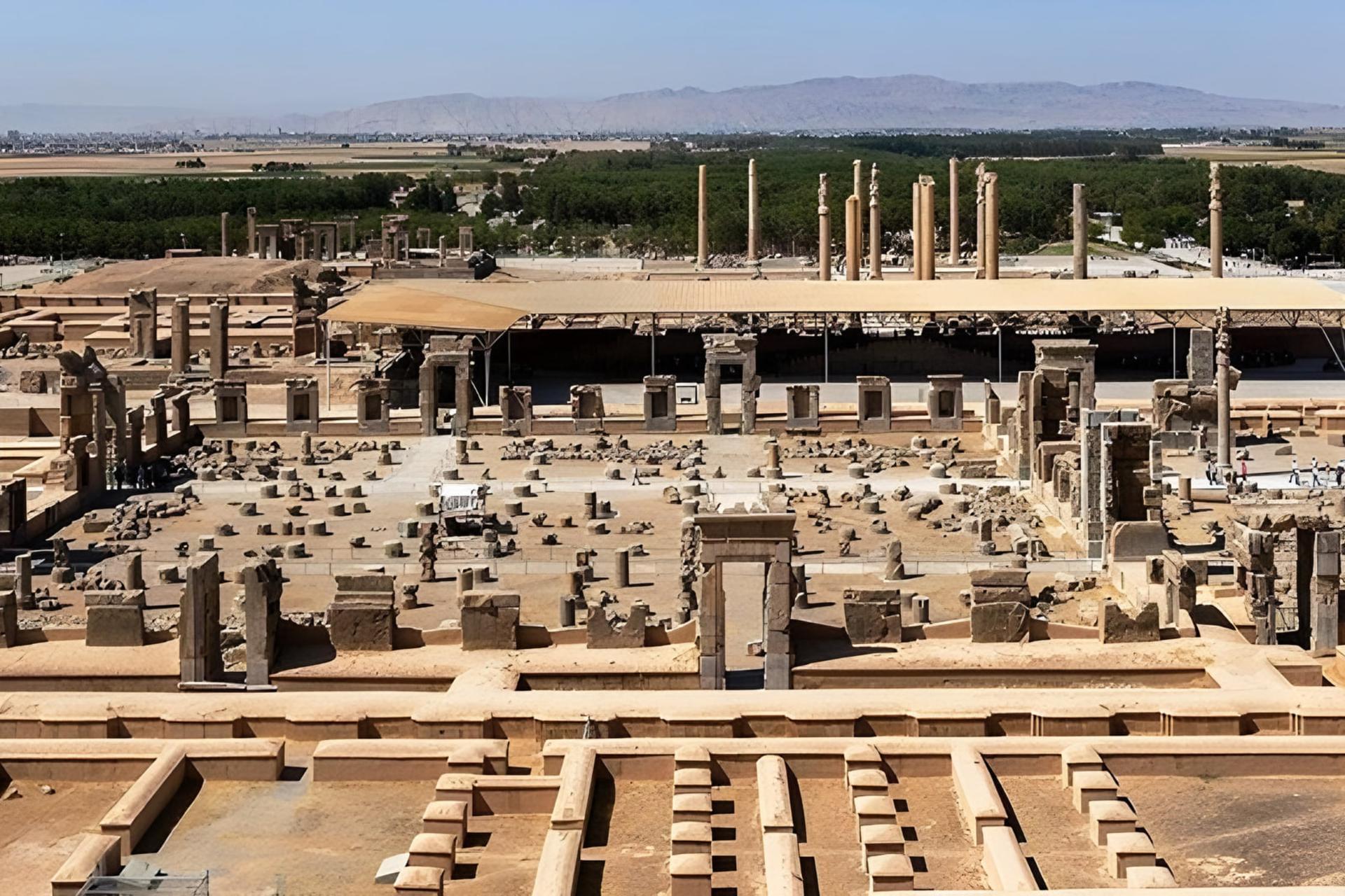 ستون‌ها و بقایای باستانی تخت‌جمشید (Persepolis) زیر نور خورشید
