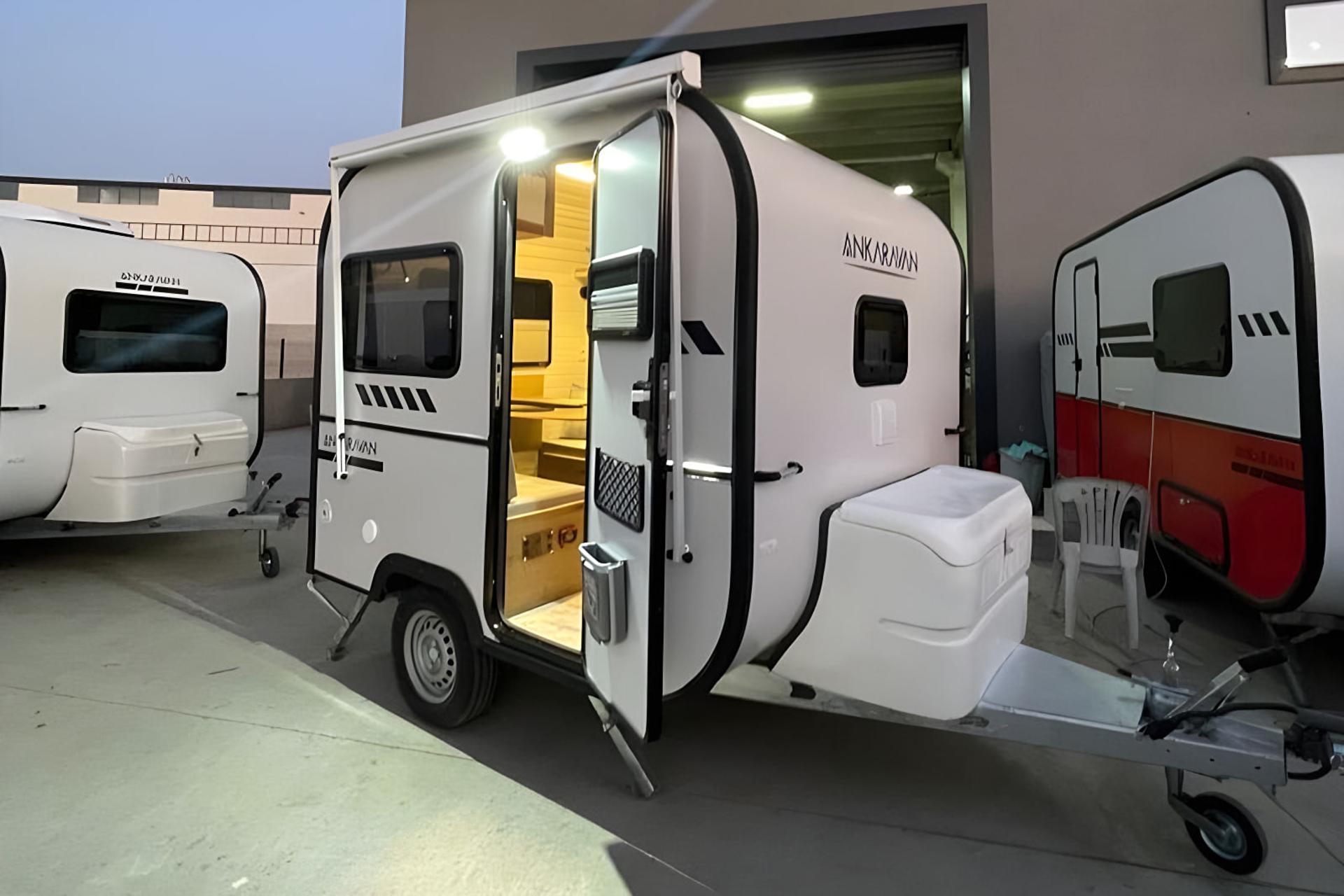کاروان کوچک آنکاروان (Ankaravan) با در باز و فضای داخلی مجهز