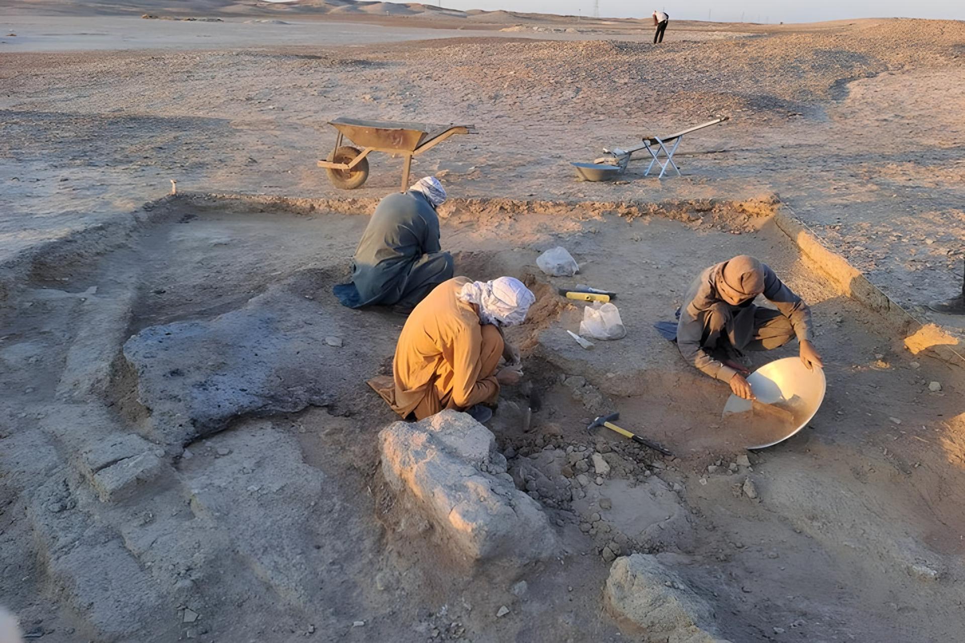 باستان‌شناسان در حال حفاری و کاوش در سایت باستانی شهرسوخته