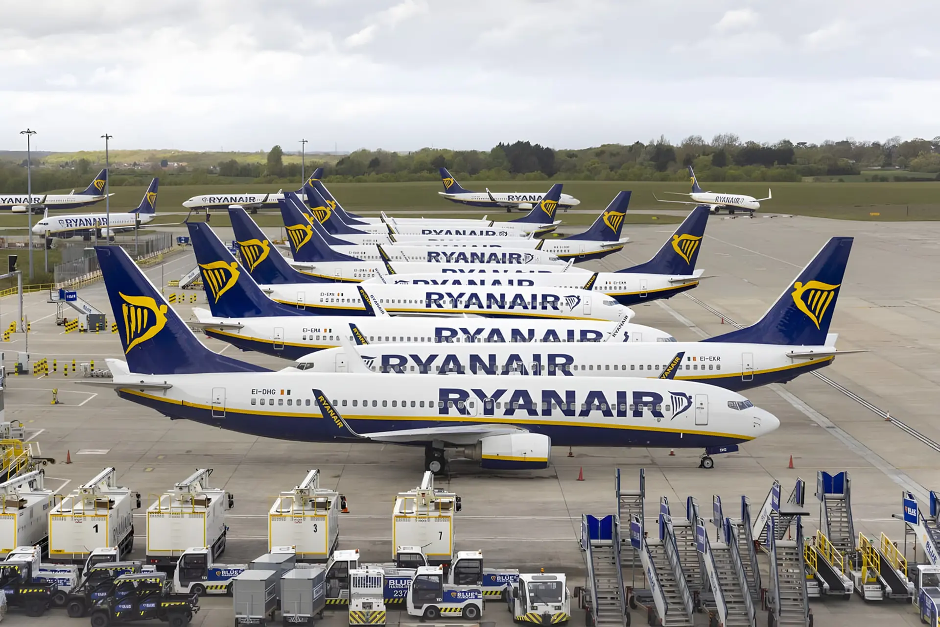 هواپیماهای شرکت رایان‌ایر (Ryanair) در مقابل یک فرودگاه