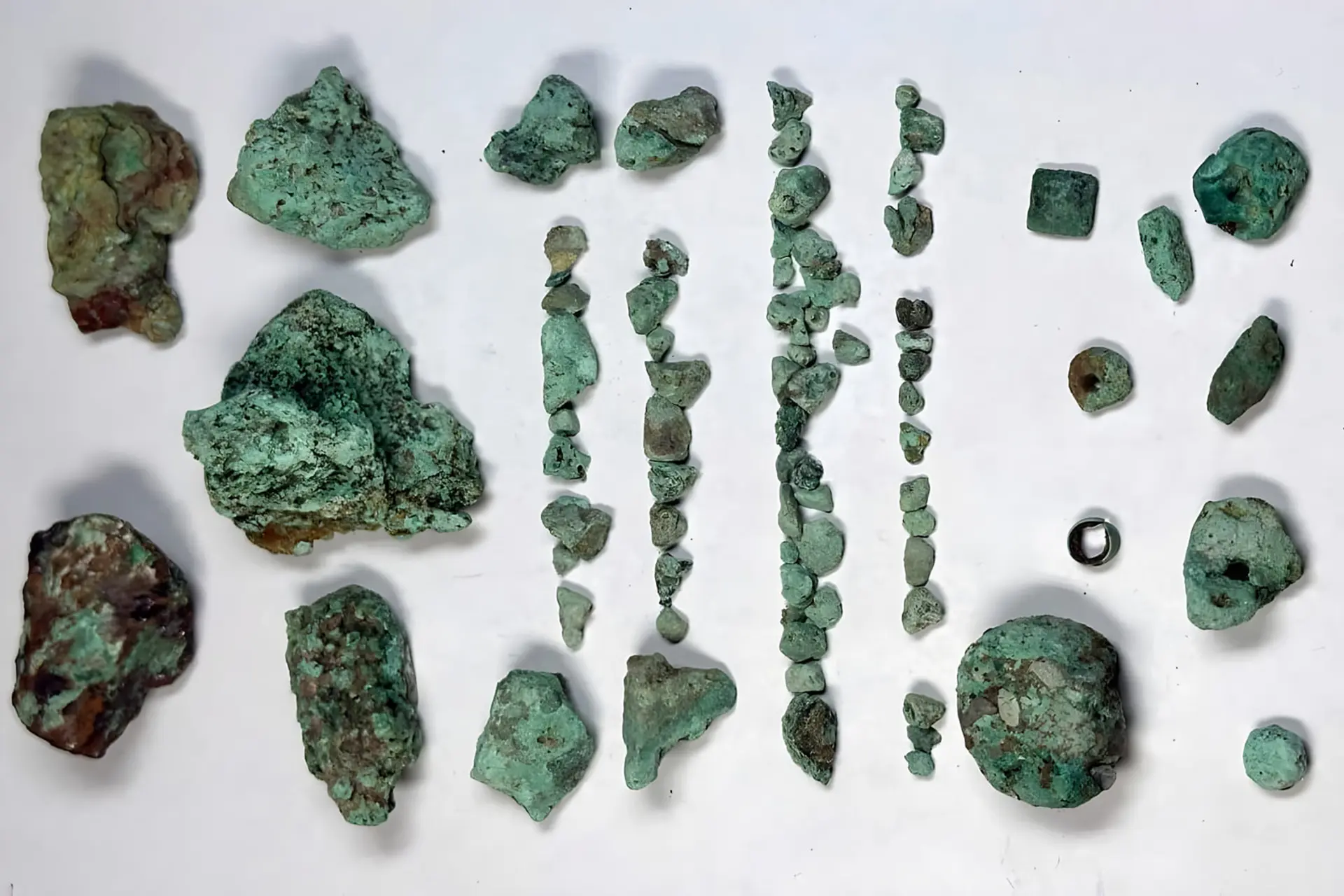 سنگ‌های معدنی سبز رنگ مالاکیت (Malachite) و ملوریت (Variscite) با ابعاد مختلف