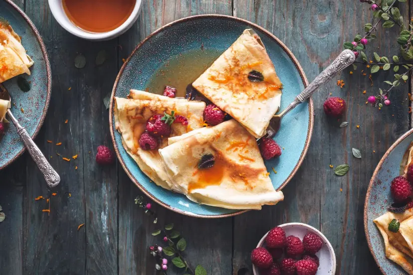 پنکیک و کرپ فرانسوی (Crepe) تزئین شده با تمشک و سس شیرین