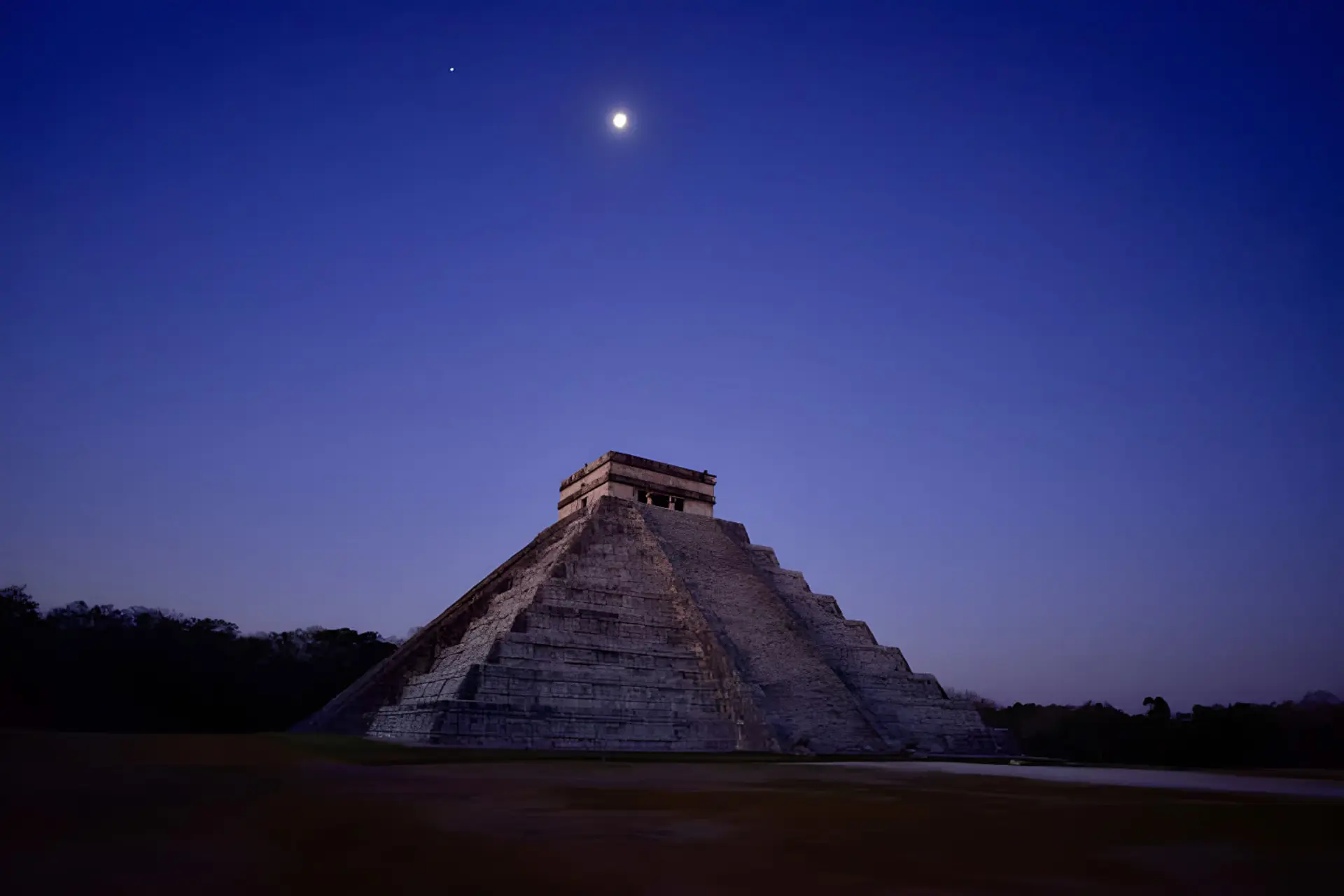هرم چیتن ایتزا (Chichén Itzá) زیر نور ماه در آسمان شب