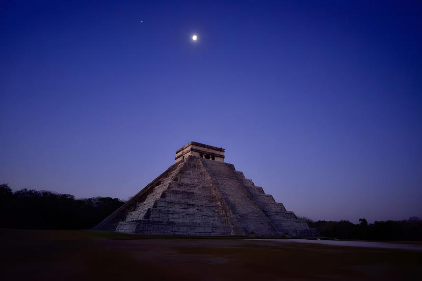هرم چیتن ایتزا (Chichén Itzá) زیر نور ماه در آسمان شب