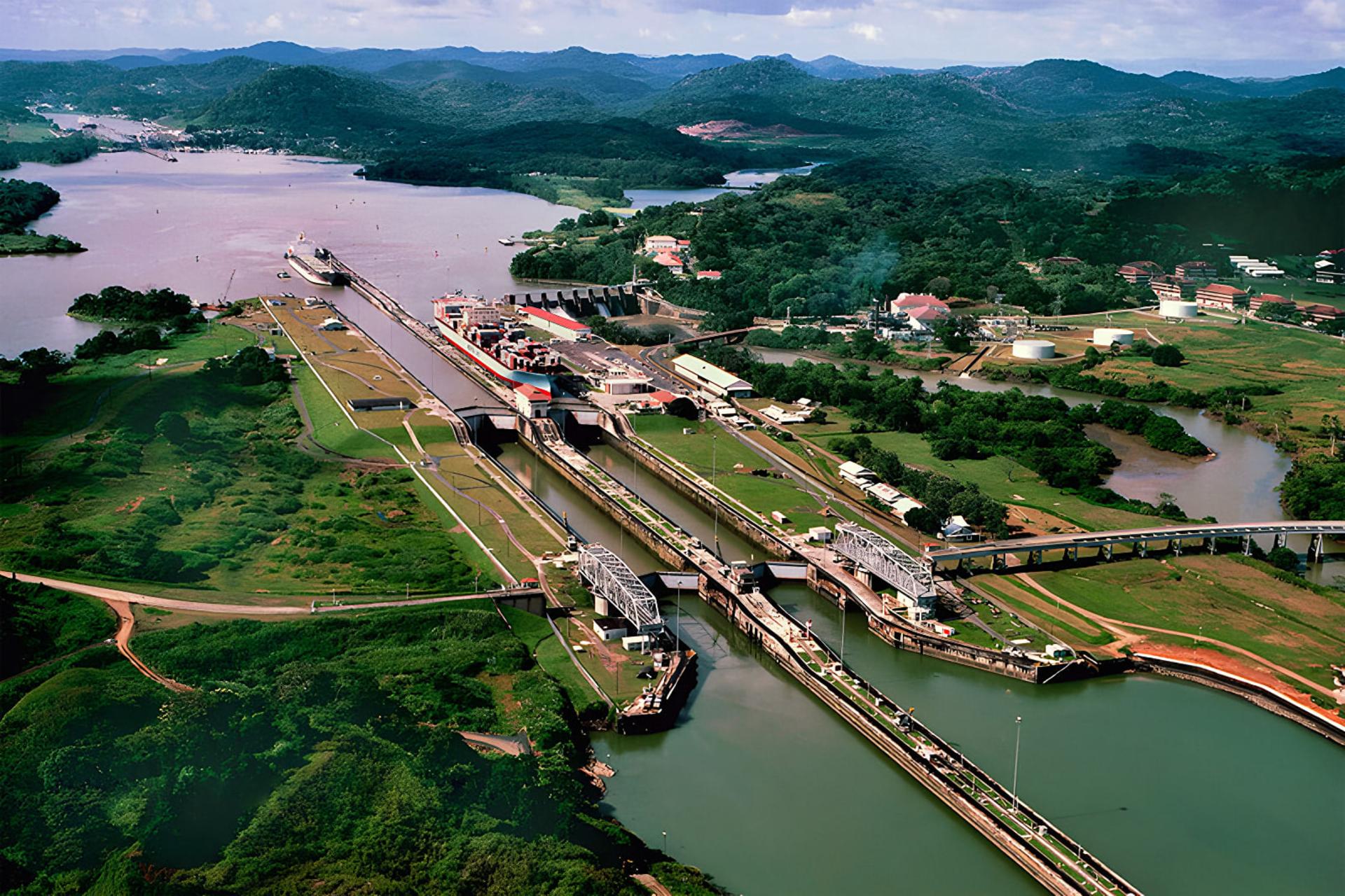 سیستم لاک‌های کانال پاناما (Panama Canal) در میان طبیعت و تپه‌ها