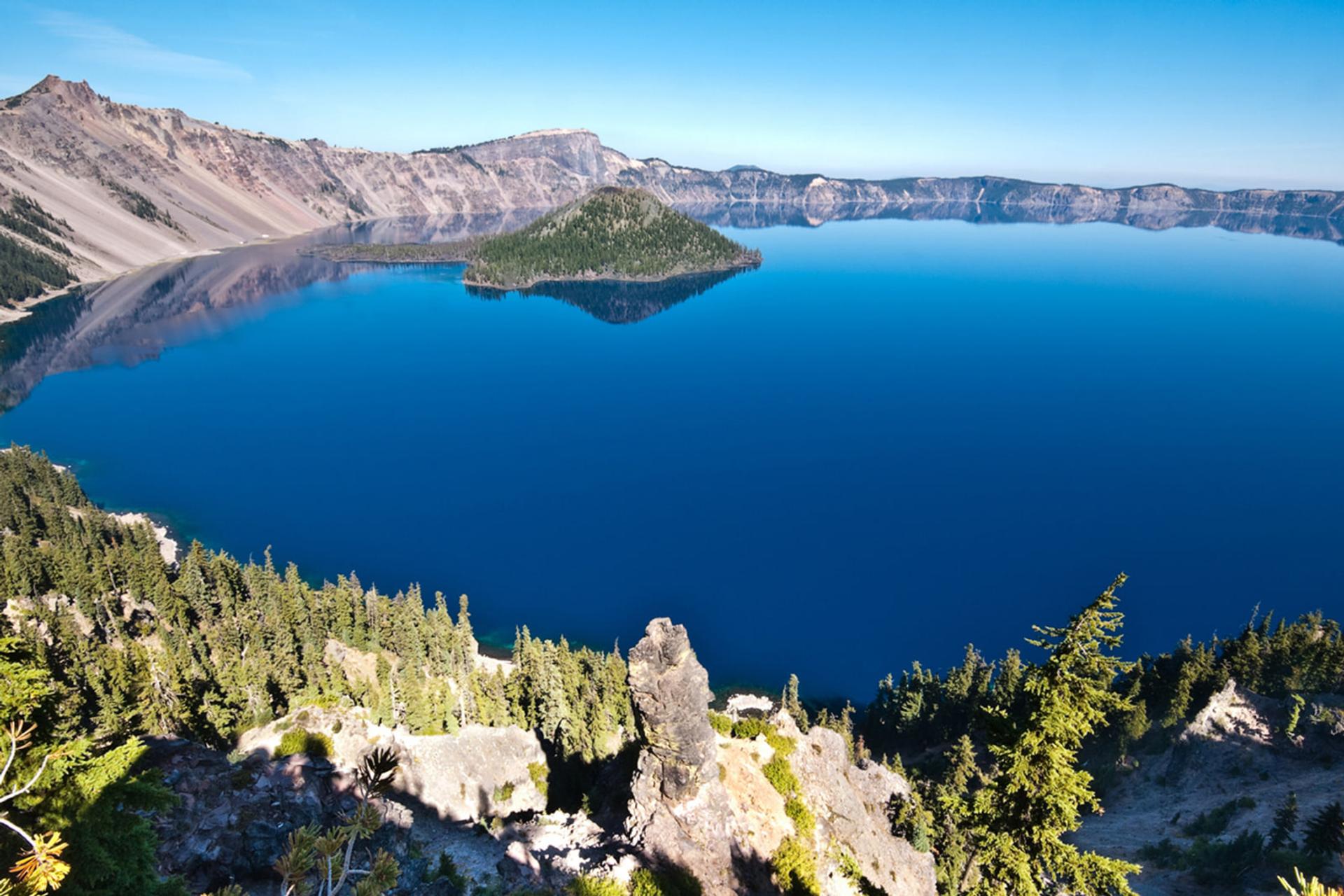 دریاچه کراتر (Crater Lake) با آب آبی عمیق و جزیره مرکزی