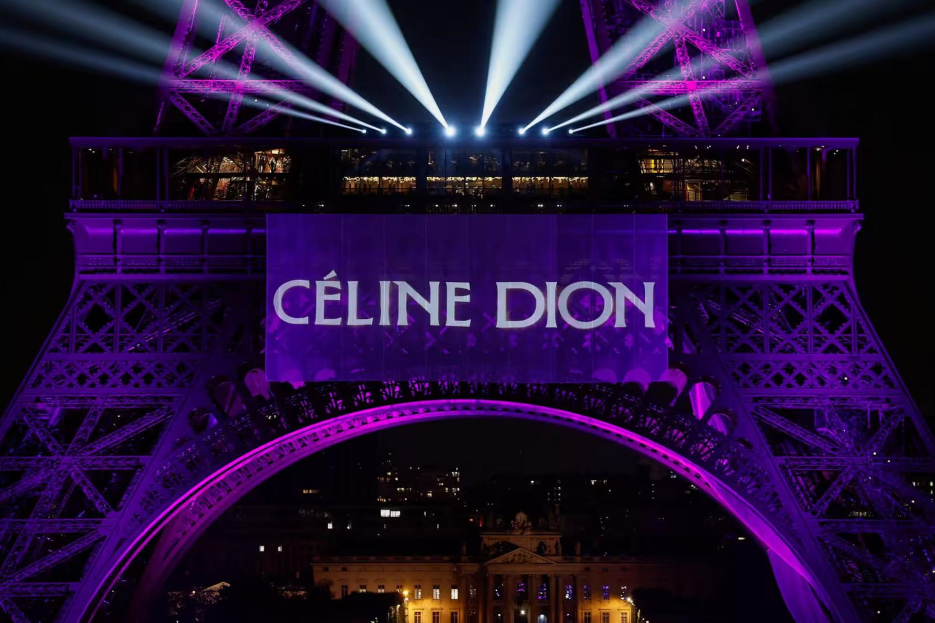 بنر بزرگ نام سلن دیون (Céline Dion) روی برج ایفل در شب