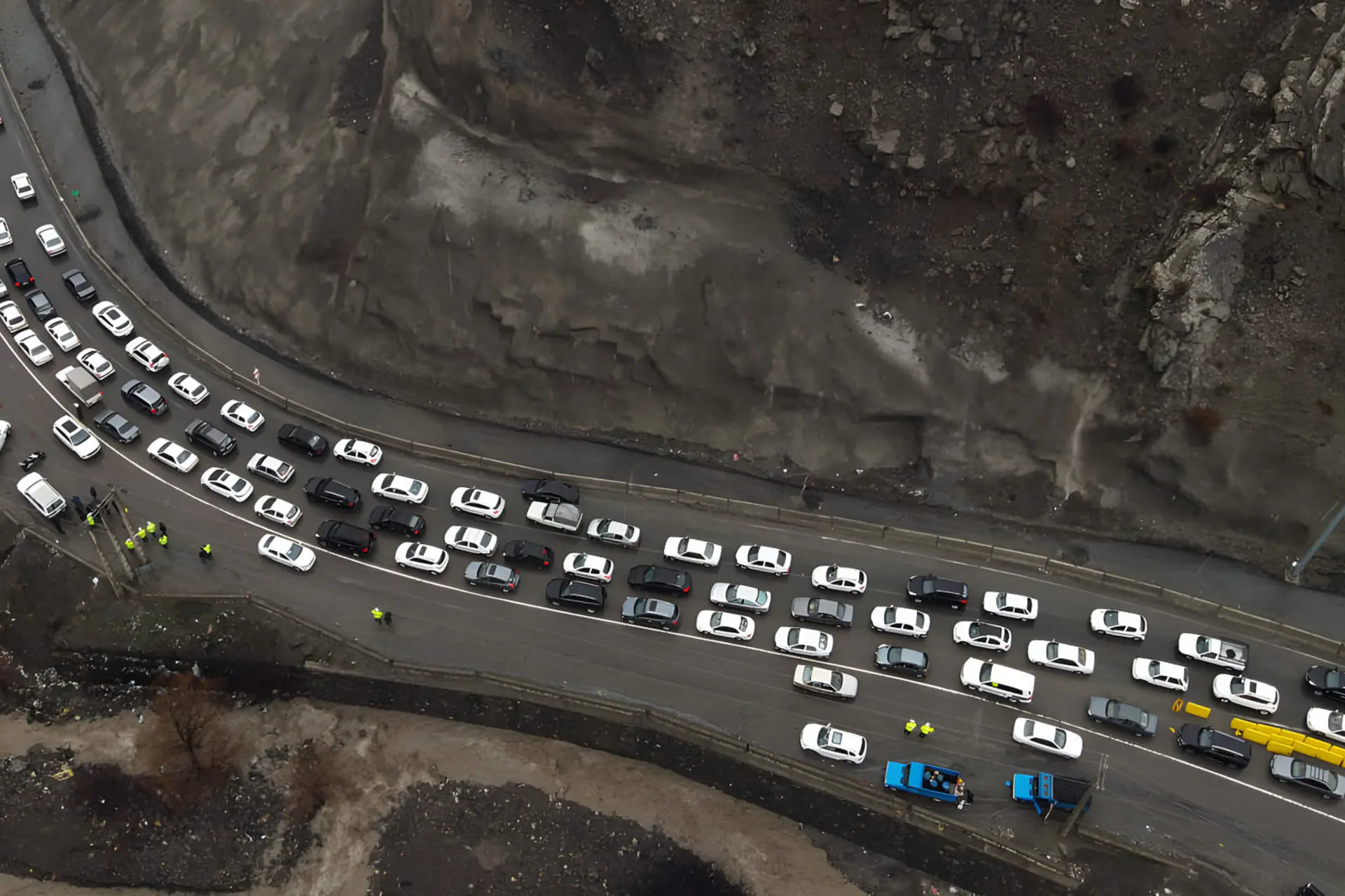 صف خودروها در جاده کندوان پس از بازگشایی مسیر