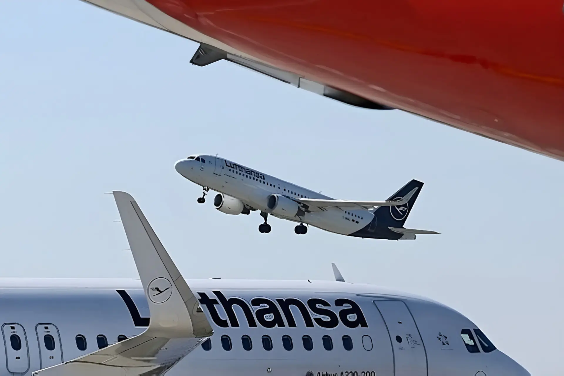 هواپیمای مسافربری لوفت‌هانزا (Lufthansa) در حال بلند شدن از باند فرودگاه