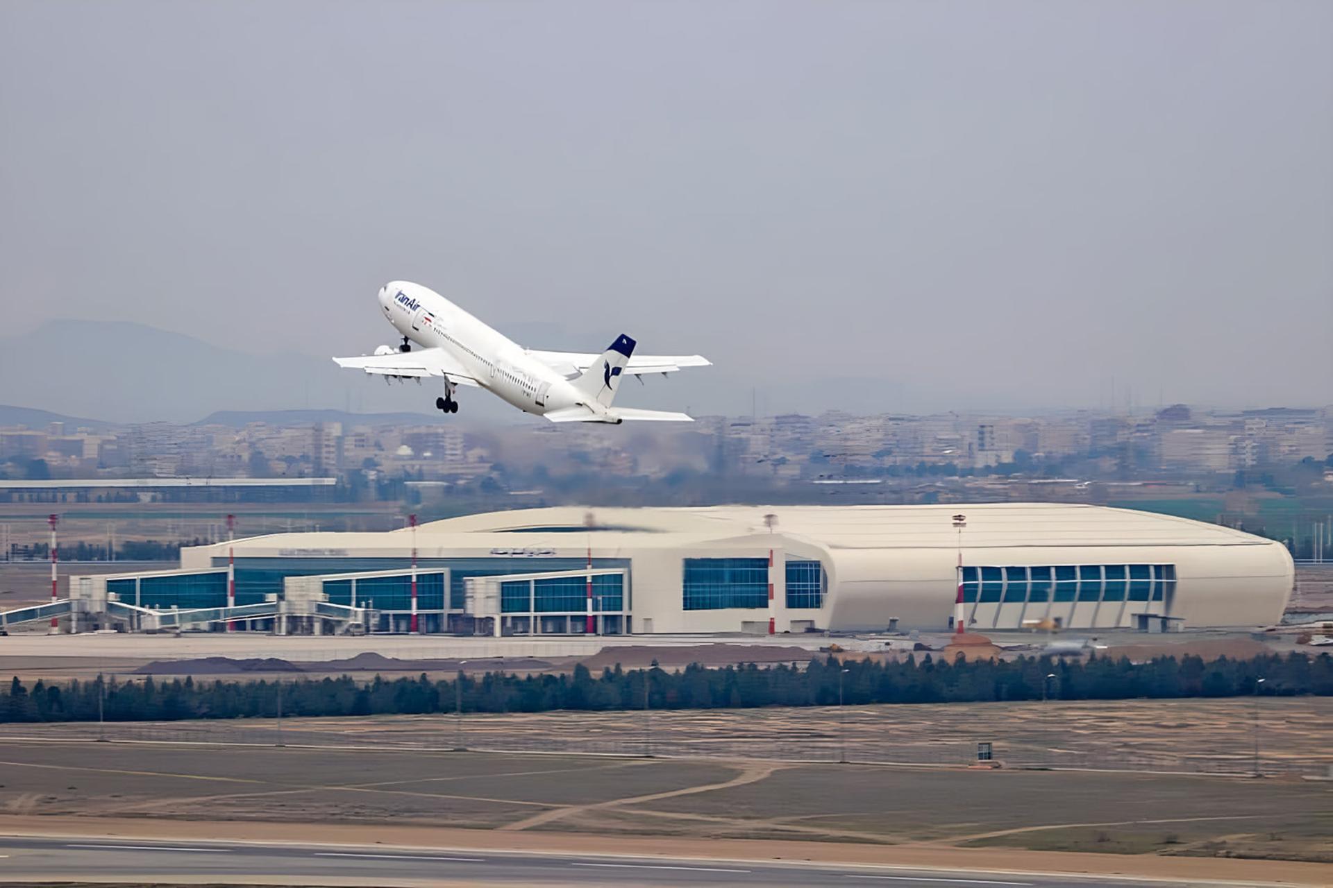 هواپیمای فن‌ایر (FanAir) در حال برخاستن از باند فرودگاه امام خمینی