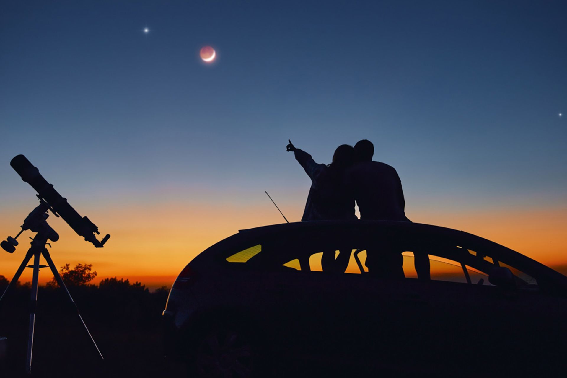 دو نفر در حال تماشای آسمان و ستاره‌ها برای انتخاب مقصد سفری بر اساس آستروکارتوگرافی