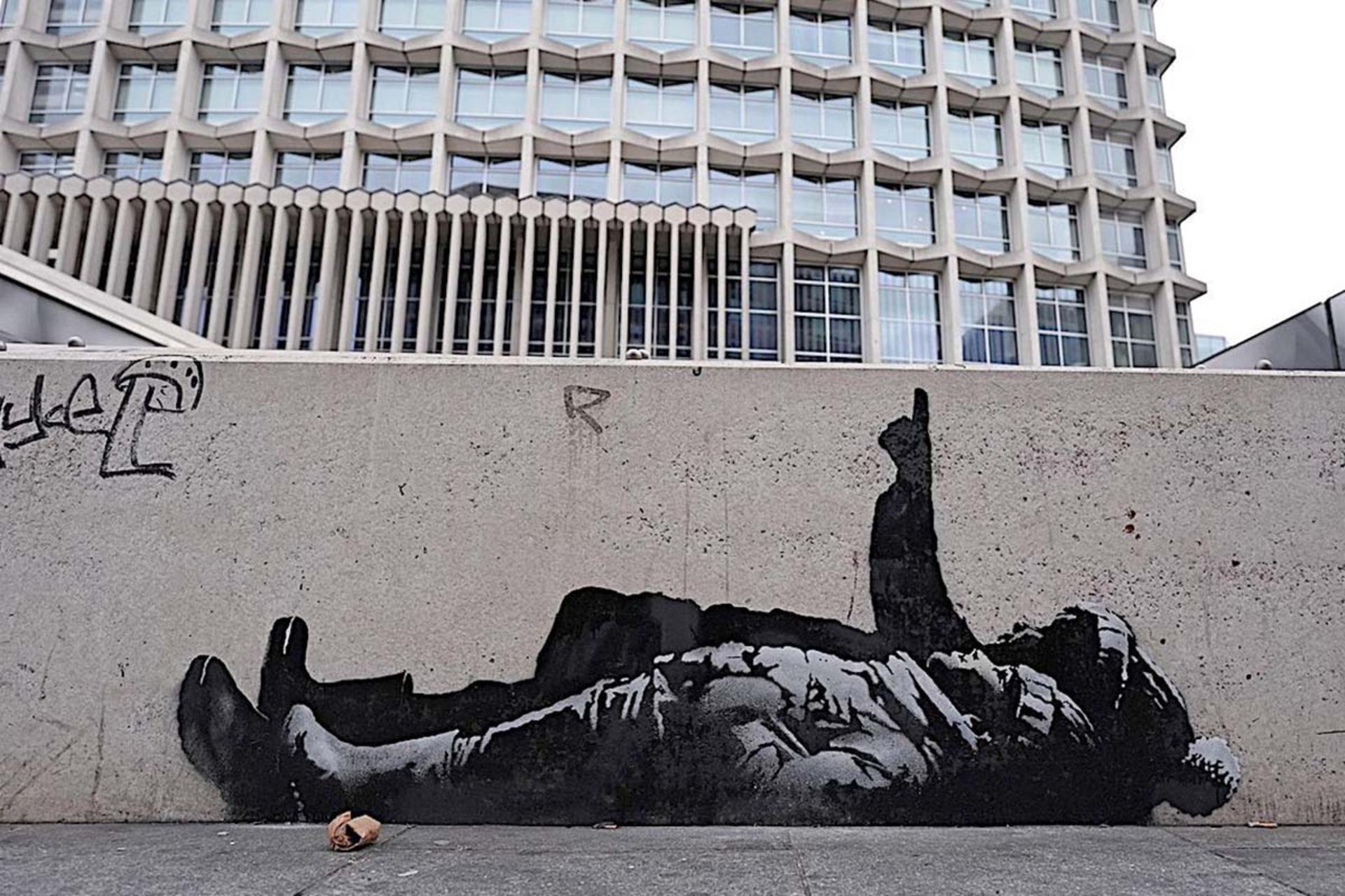 نمای باز از اثر کودک در پای ساختمان سنتر پوینت