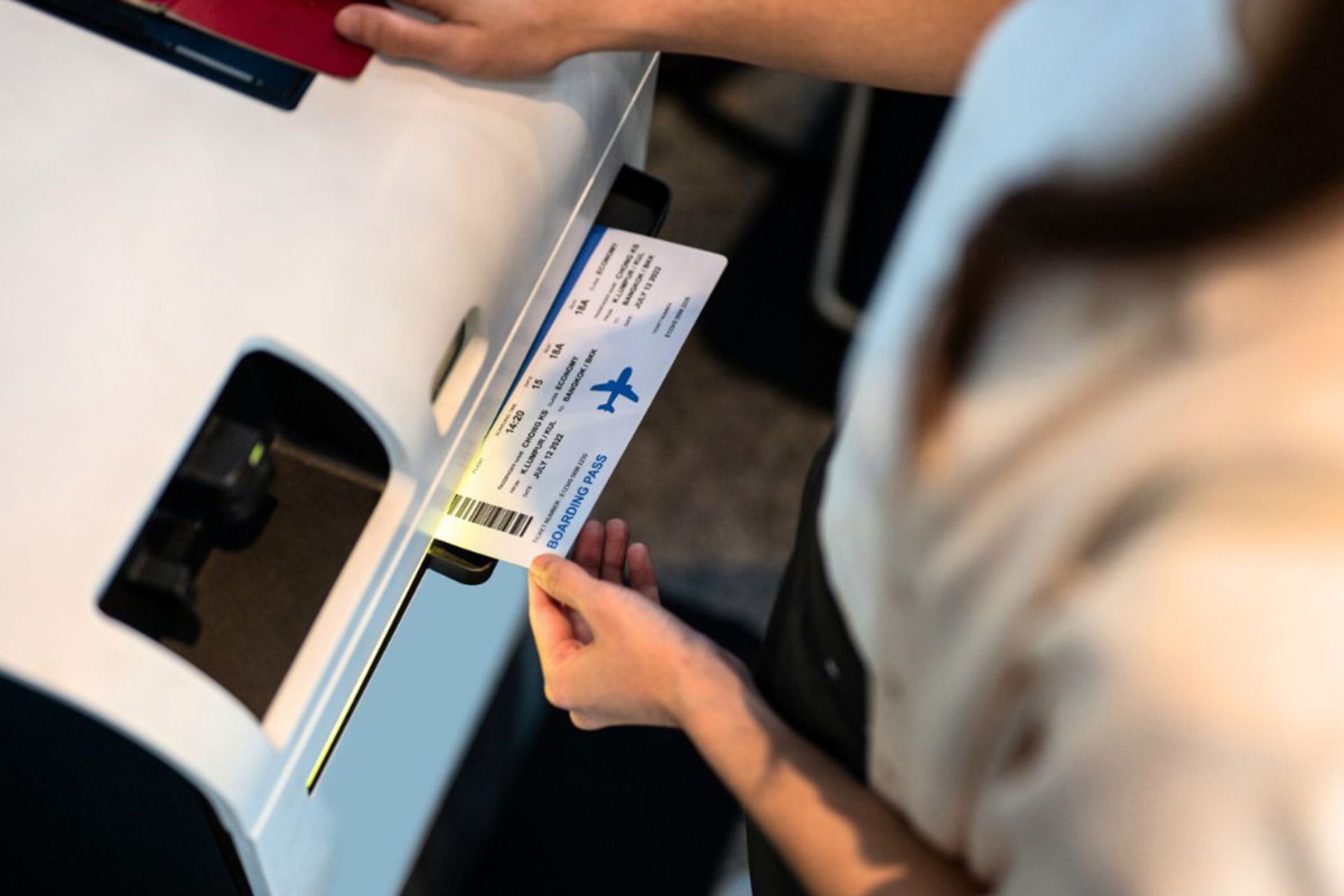 زنی در حال چاپ کارت پرواز