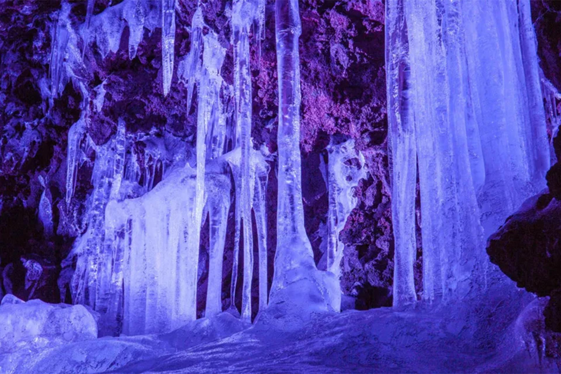 نمایی از غار ناروساوا با نور بنفش