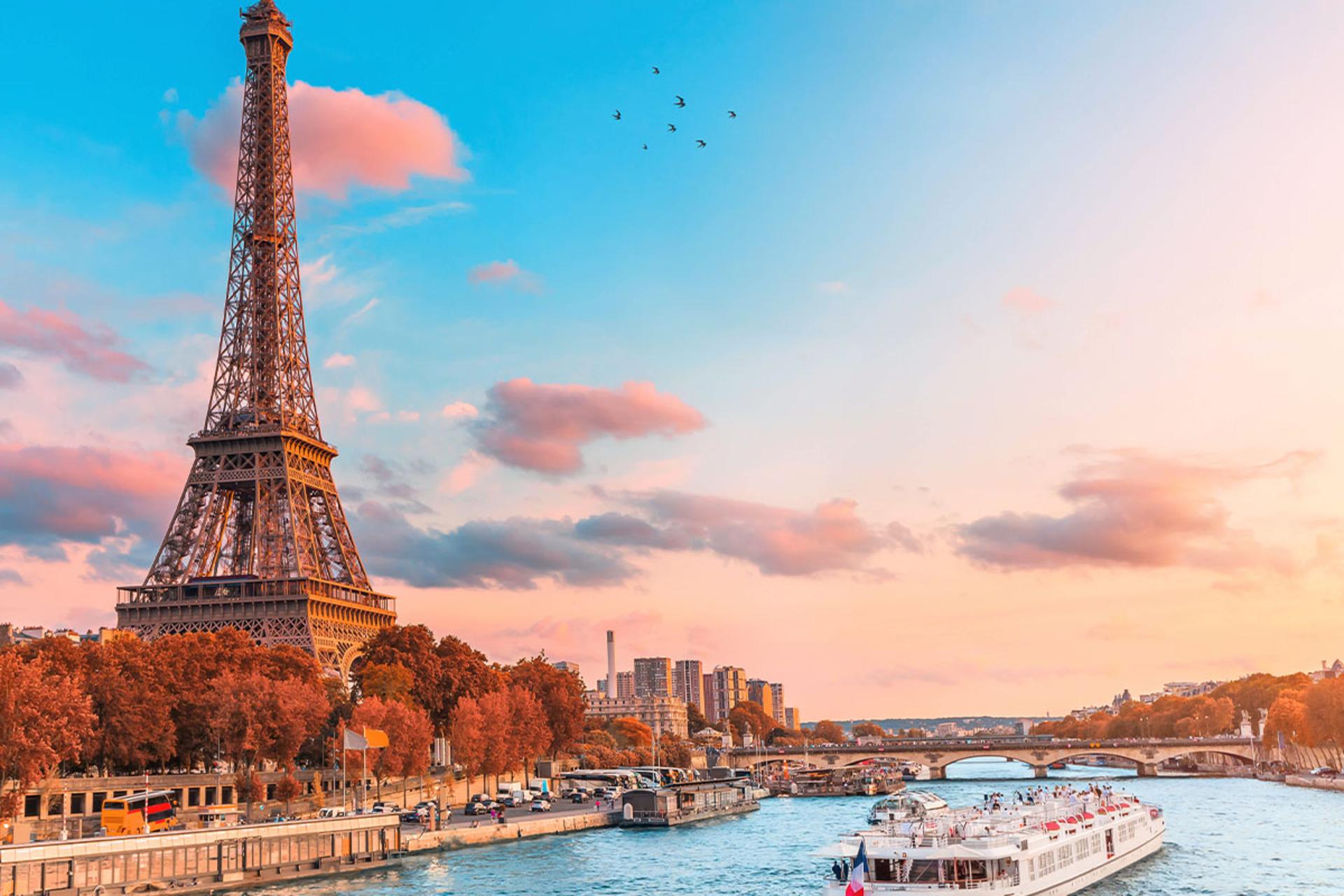 نمایی باز از پاریس در غروب و برج ایفل در پیش زمینه 