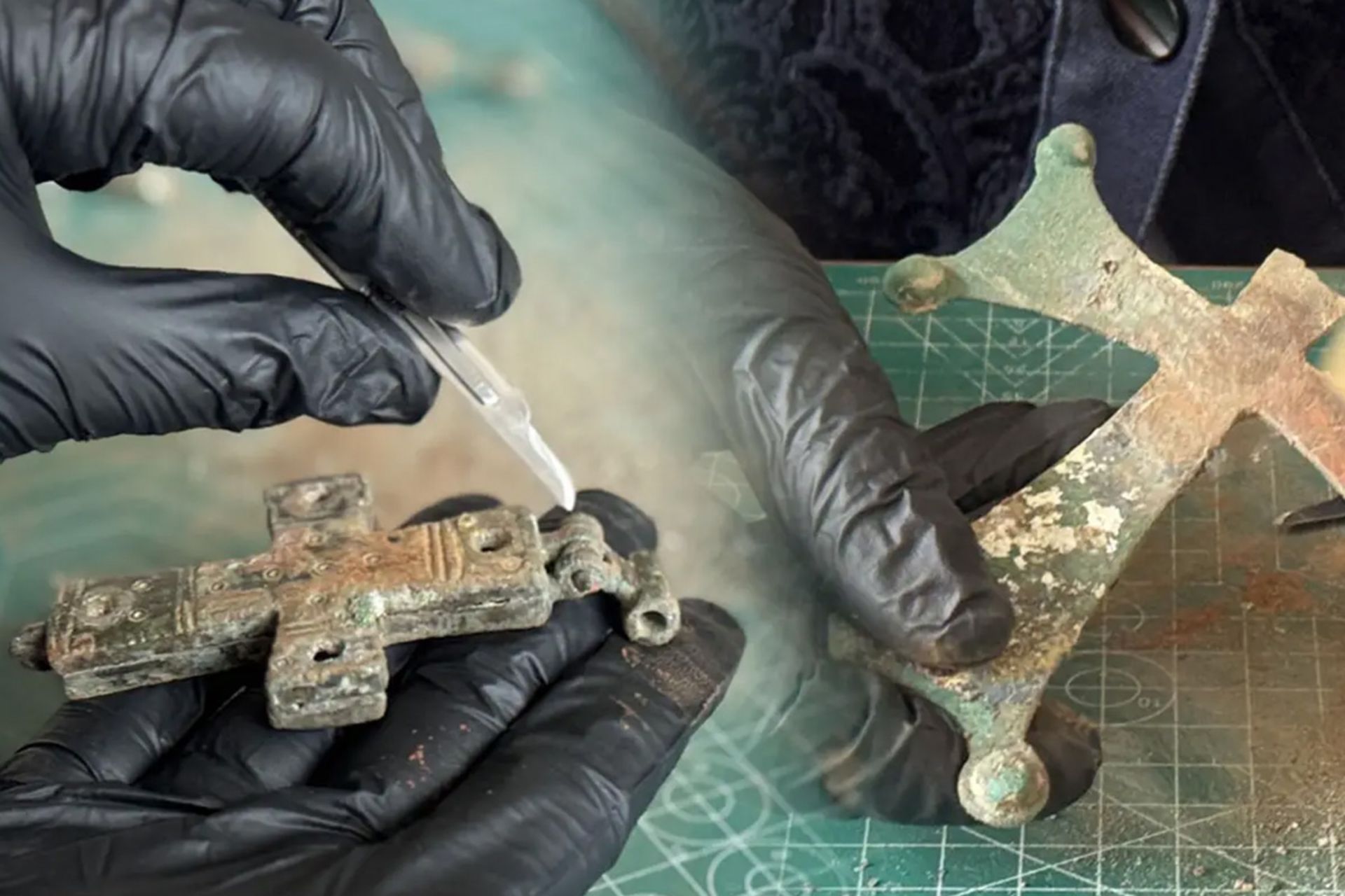 دستانی که دستکش سیاه دارند و صلیب را در دست گرفته‌اند