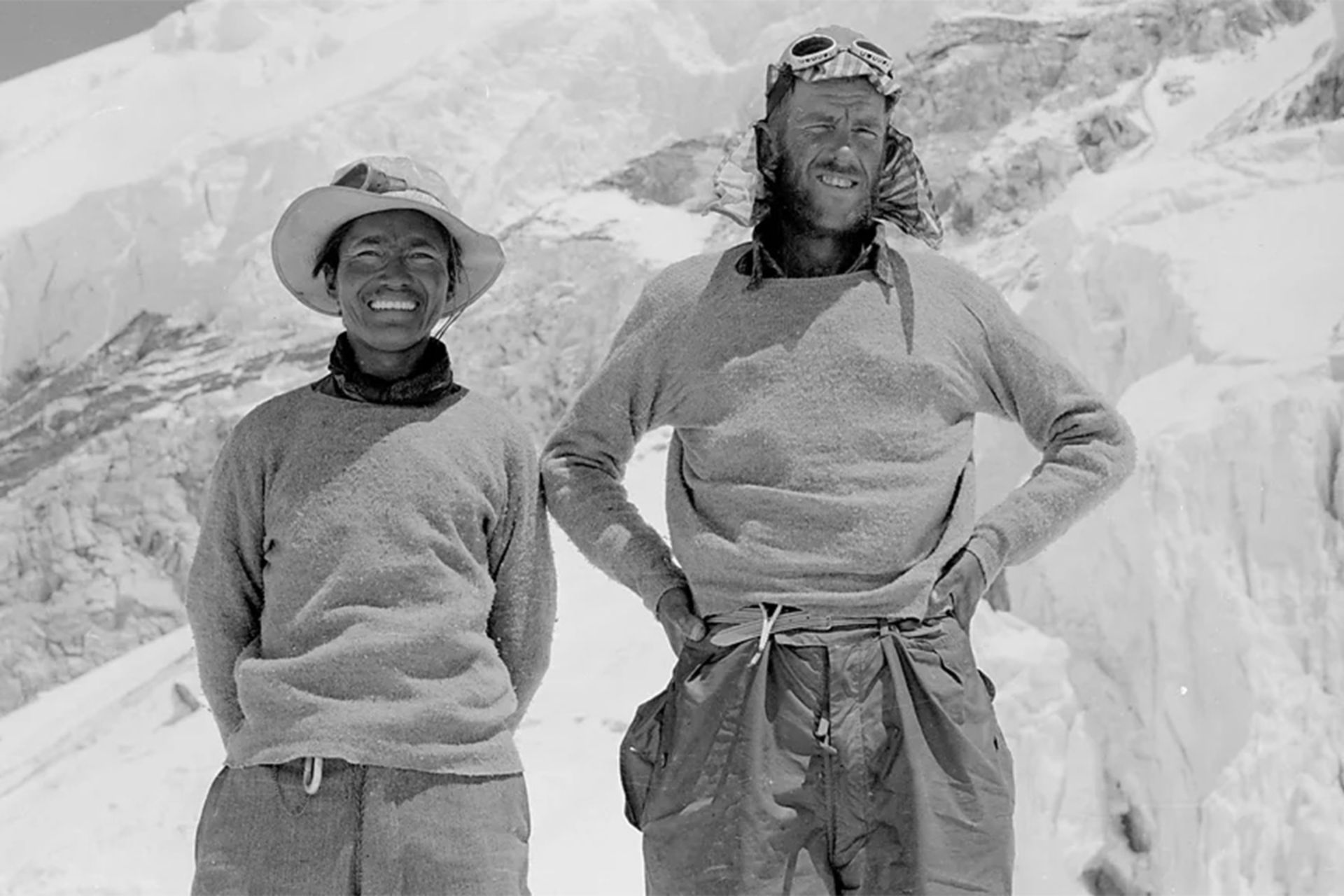 عکس سیاه و سفید هیلاری و تنزینگ در کوهستان