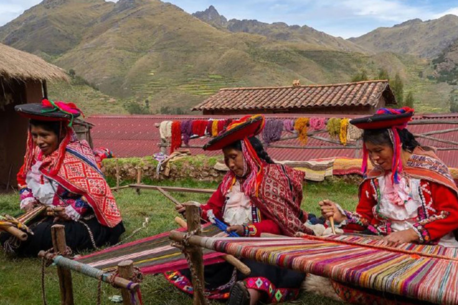 زنان قوم اینکا در حال ساختن صنایع دستی منطقه