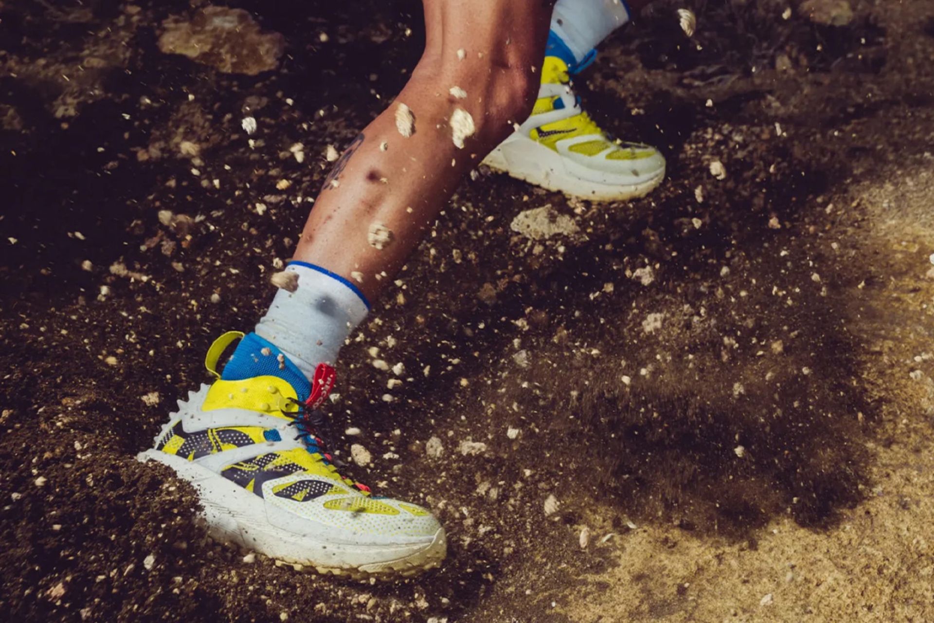 نمای کفش مافات ایکس هایک در رنگ بسیار روشن (فسفری)، تأکید بر طراحی چشمگیر یقه نئوپرنی و رنگ خیره‌کننده که به دیده‌شدن کوهنورد در فواصل دور کمک می‌کند