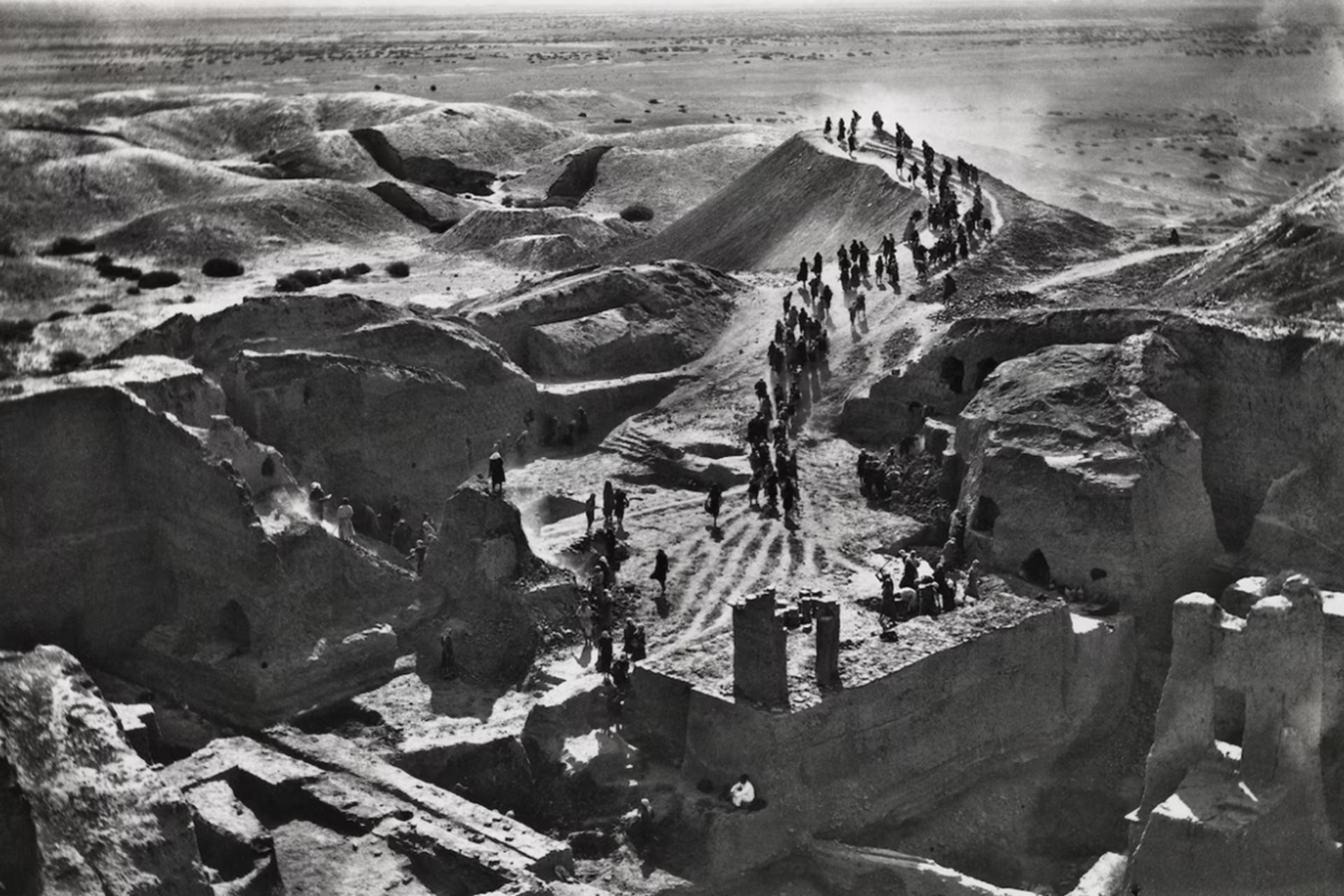 عکس سیاه و سفید از حفاری باستان‌شناسان بر روی تپه‌ها و ویرانه‌های شهر باستانی نیپور در سال ۱۸۹۹