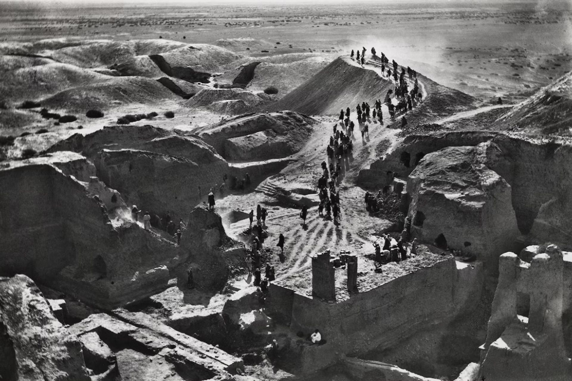 عکس سیاه و سفید از حفاری باستان‌شناسان بر روی تپه‌ها و ویرانه‌های شهر باستانی نیپور در سال ۱۸۹۹
